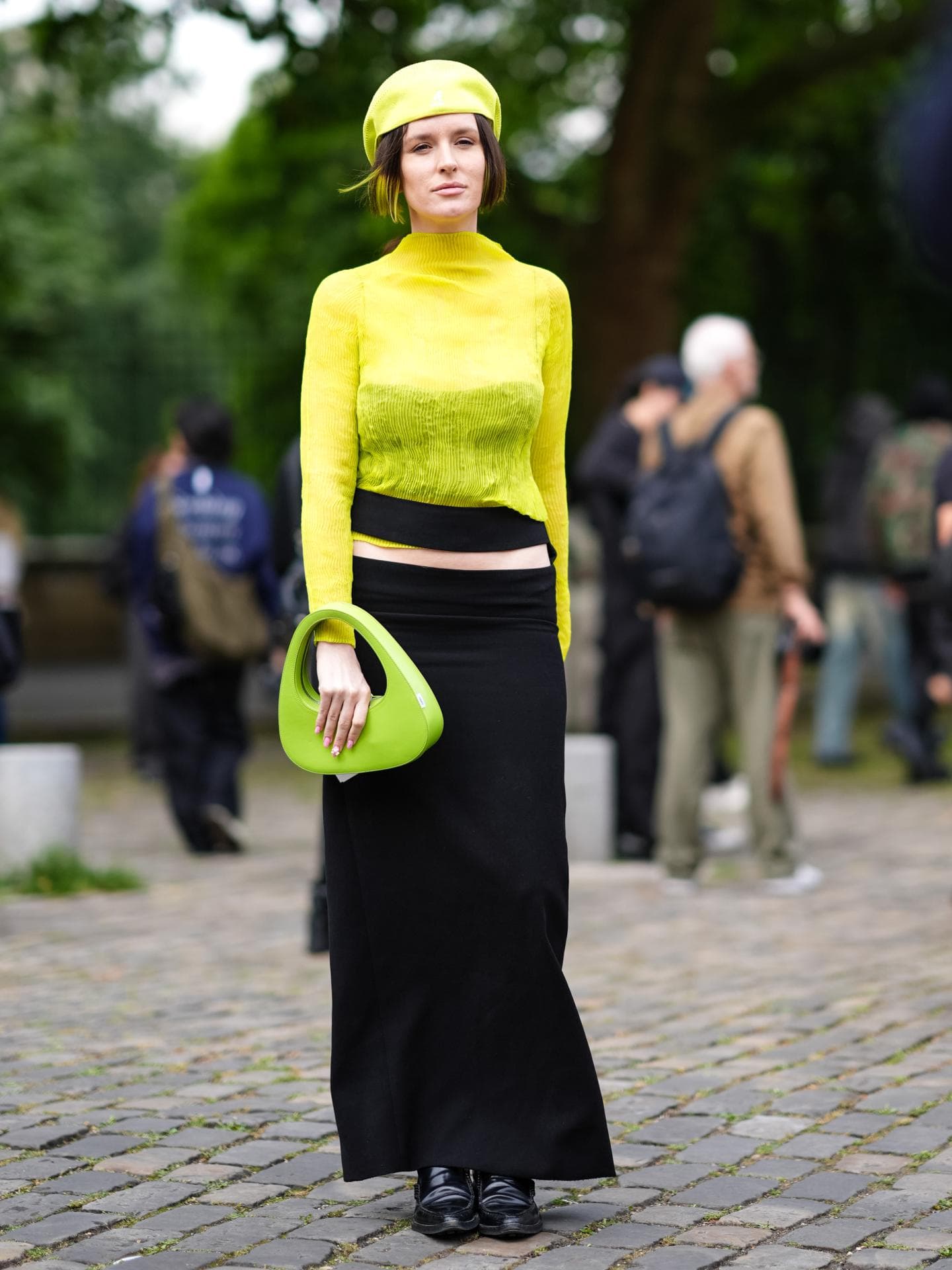 Grün kombinieren: Styling-Tipps Frau trägt neongrünes Outfit