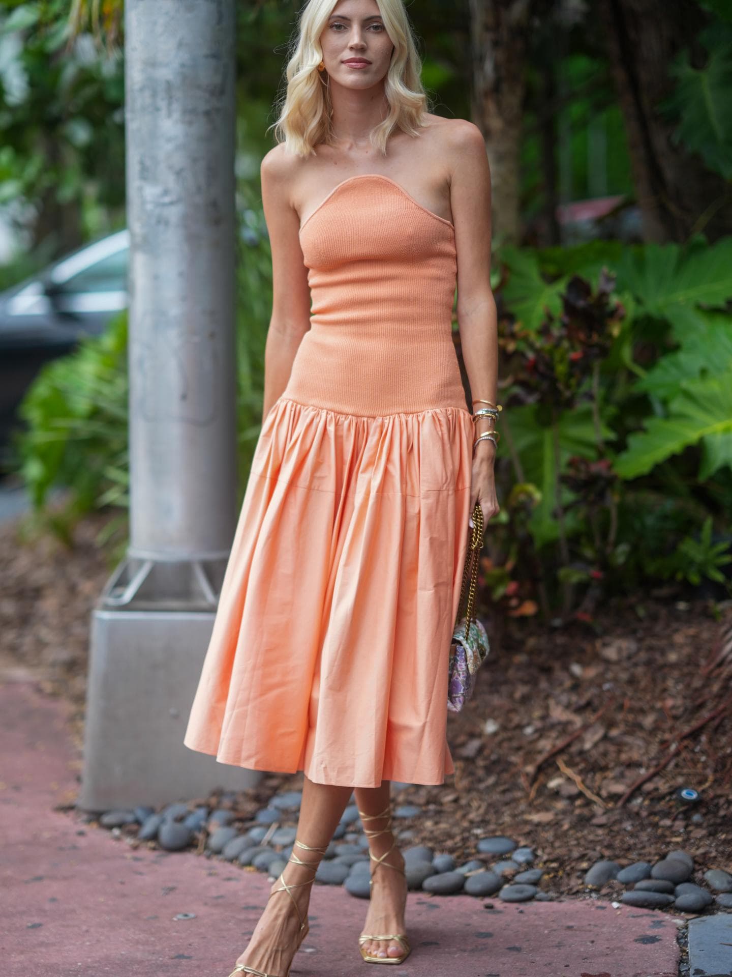 Midikleid kombinieren: So gelingt das Styling Devon Windsor in Midikleid