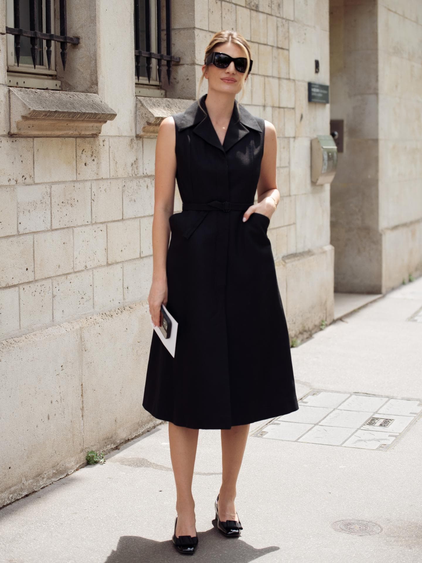 Midikleid kombinieren: So gelingt das Styling Frau trägt Midikleid zu Ballerinas