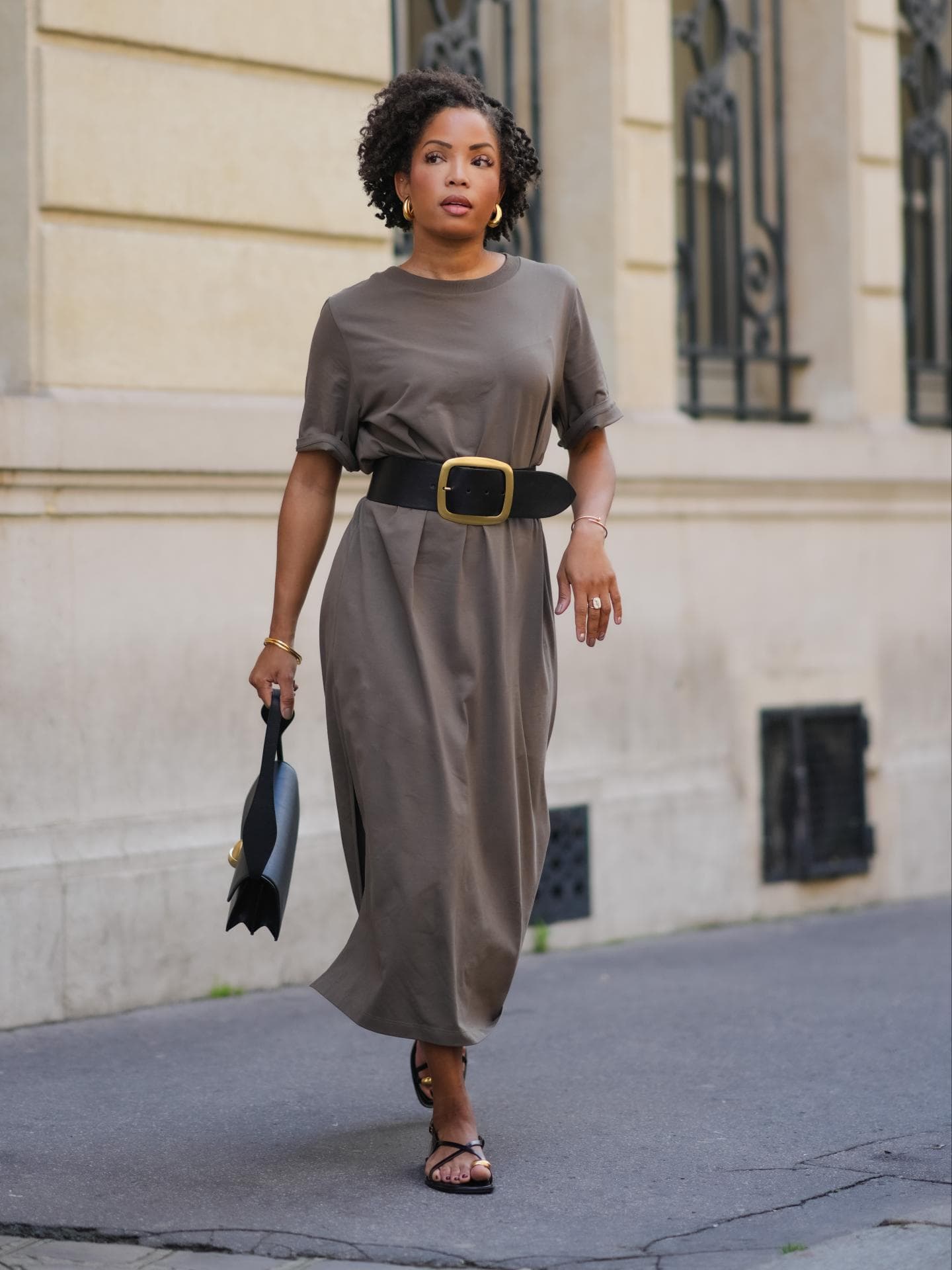 Midikleid kombinieren: So gelingt das Styling Frau in Midikleid mit flachen Sandalen