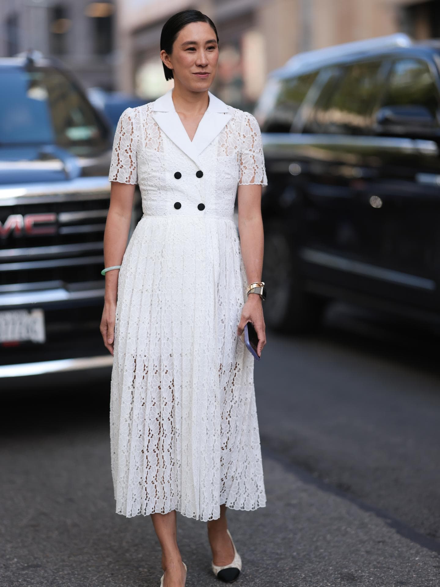 Was zieht man als Braut zum Standesamt an? Stephanie Hui in Midikleid