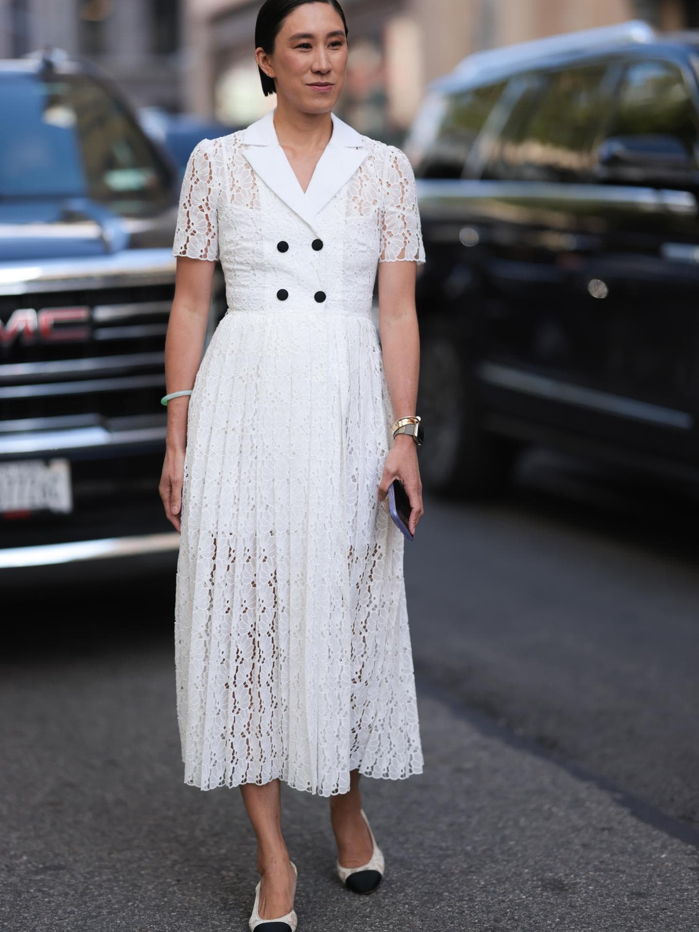 Was zieht man als Braut zum Standesamt an? Stephanie Hui in Midikleid