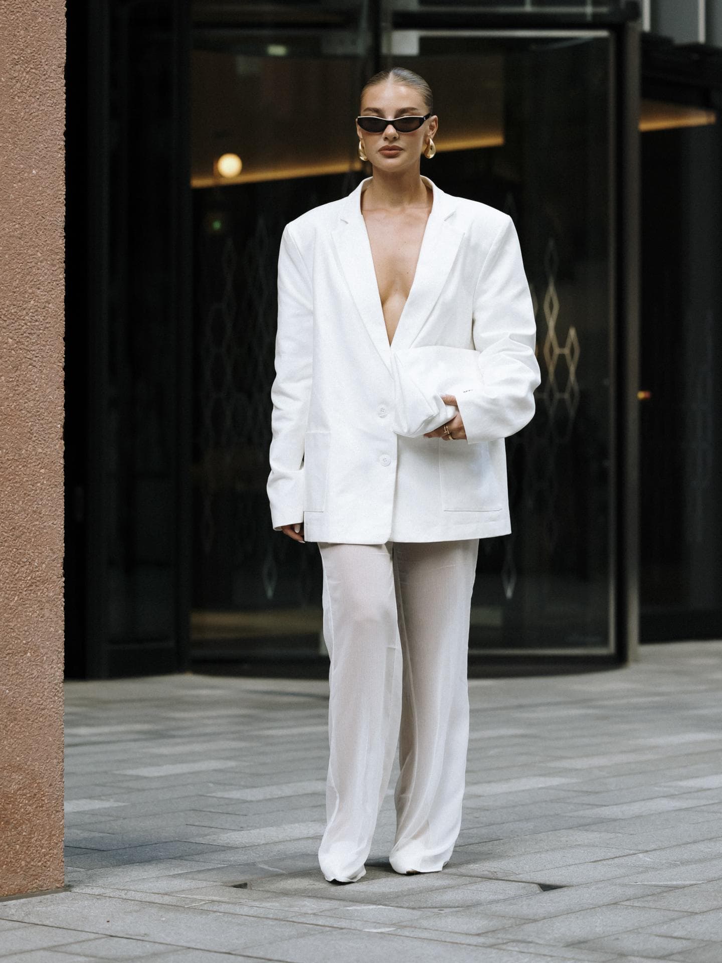 Weißer Blazer kombinieren: Die schönsten Stylingideen Jess Hunt in einem weißen Blazer