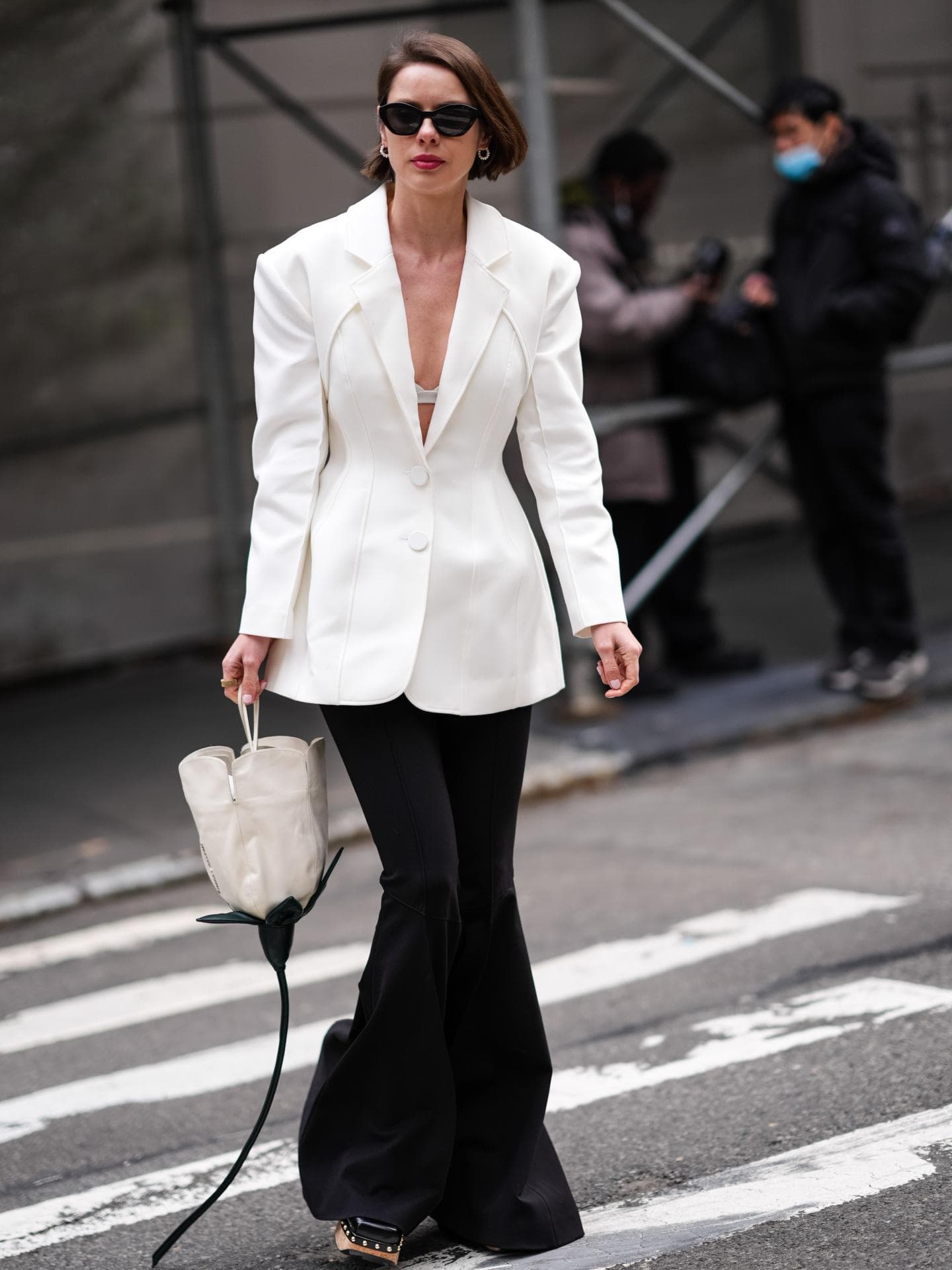 Weißer Blazer kombinieren: Die schönsten Stylingideen Frau mit weißem Blazer