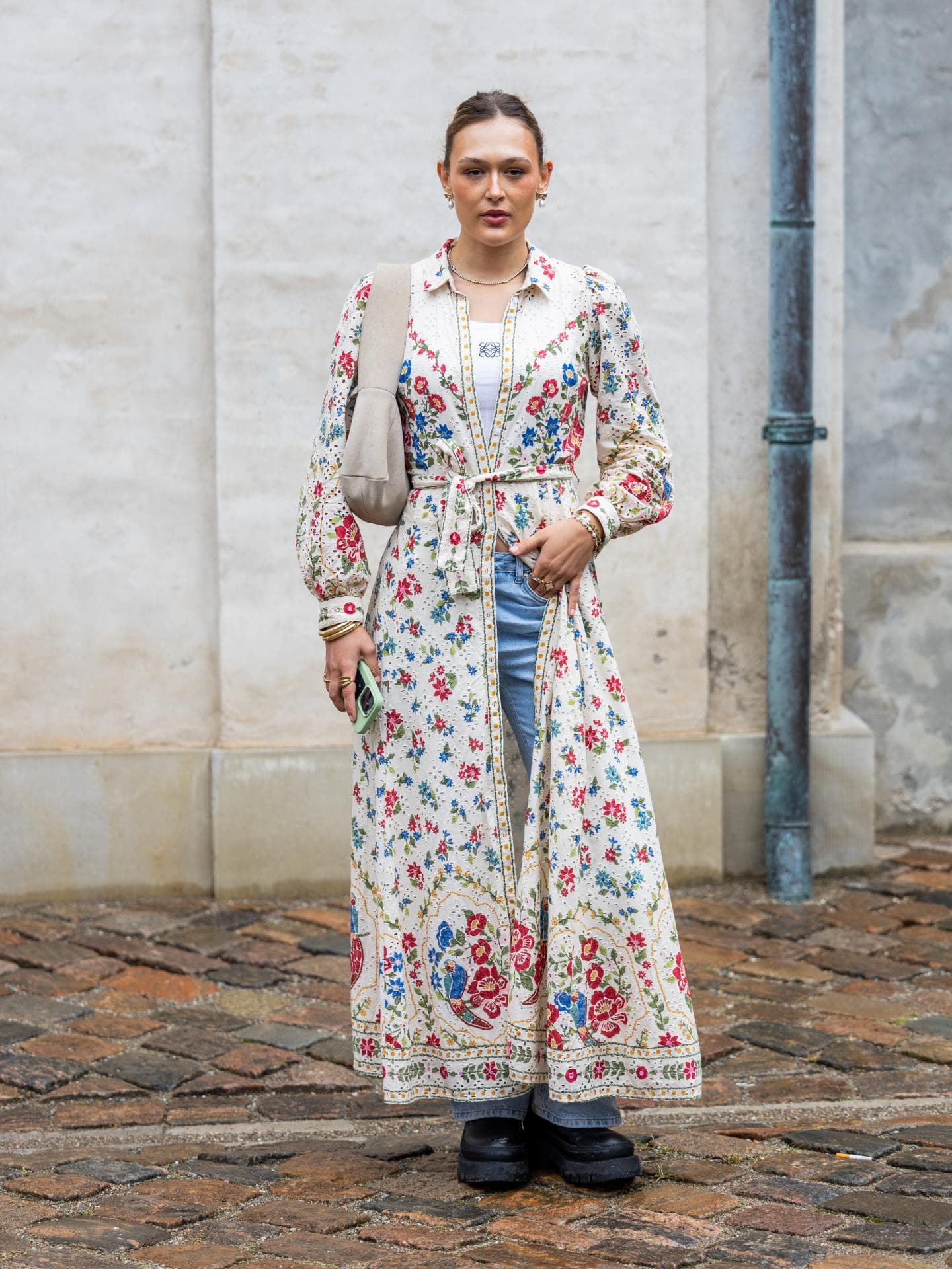 Frau in langem Mantel