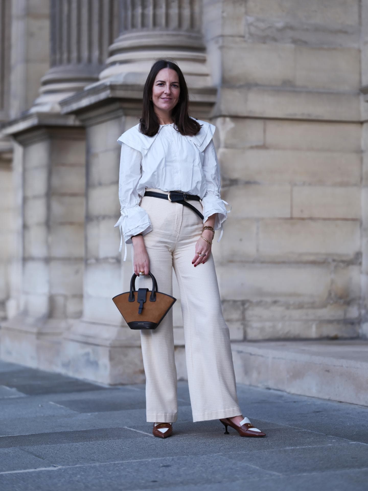 Frau mit Bluse 