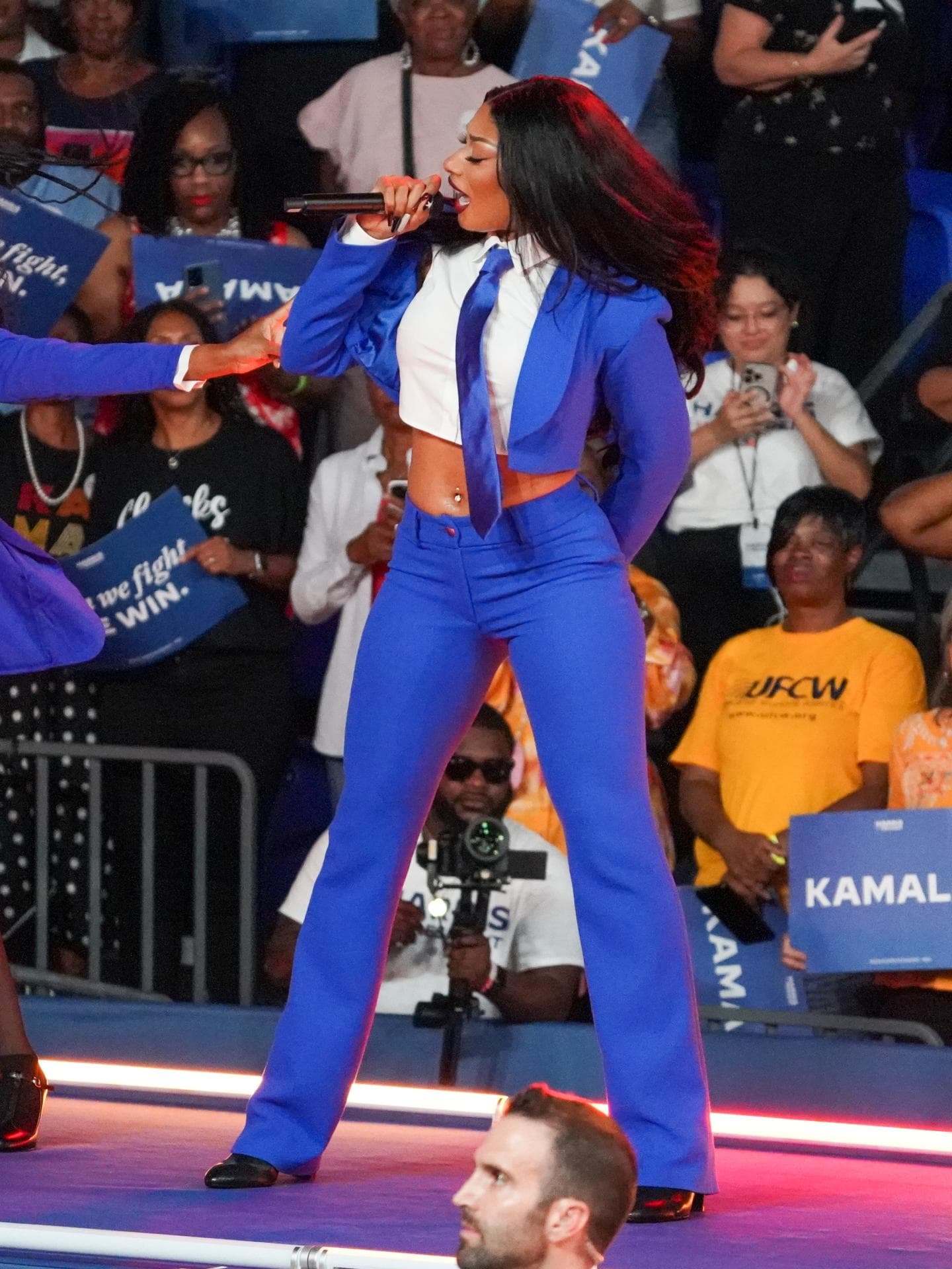 Meghan Thee Stallion in blauem Anzug