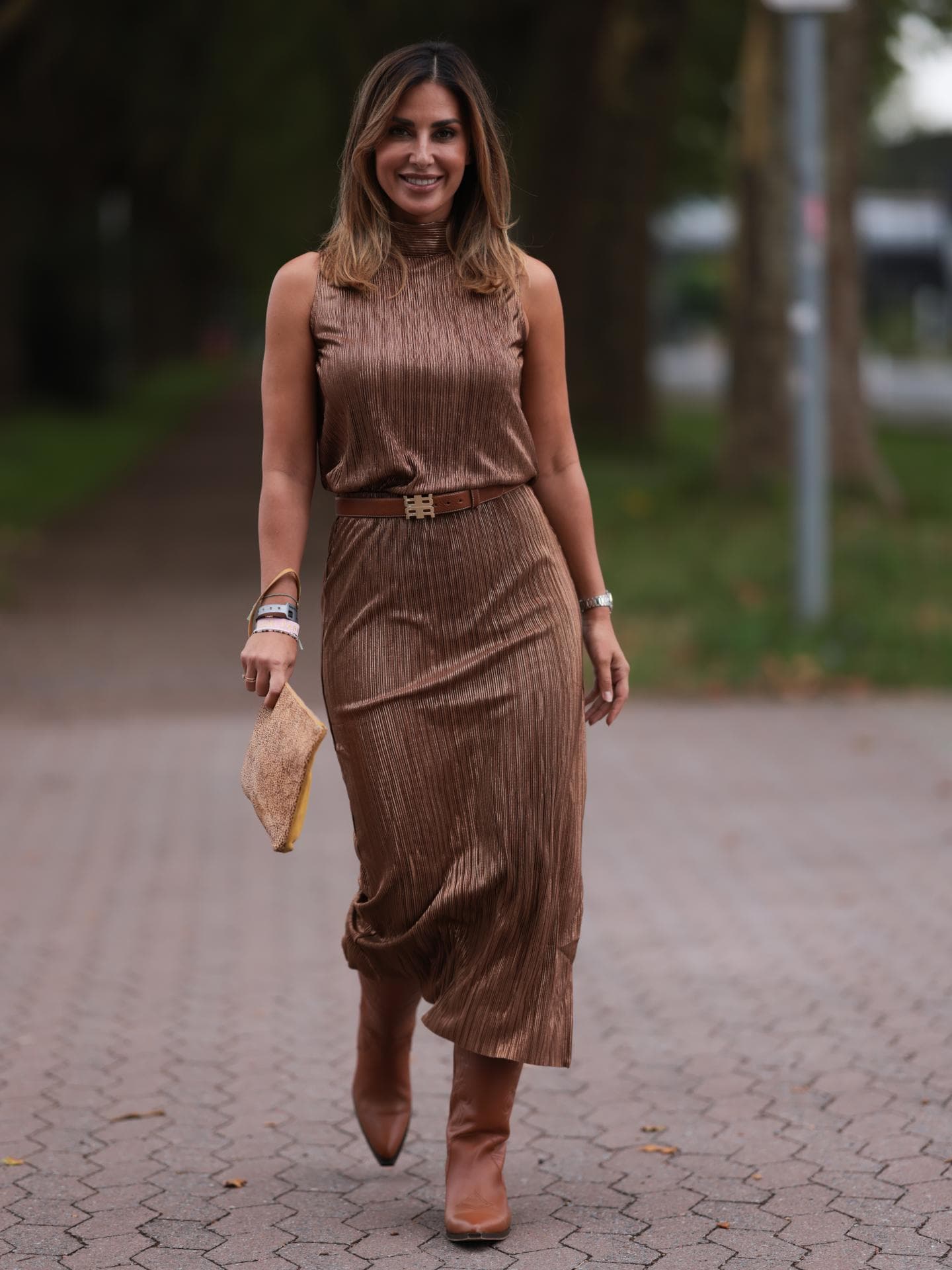 Frau trägt braune Stiefel mit Kleid