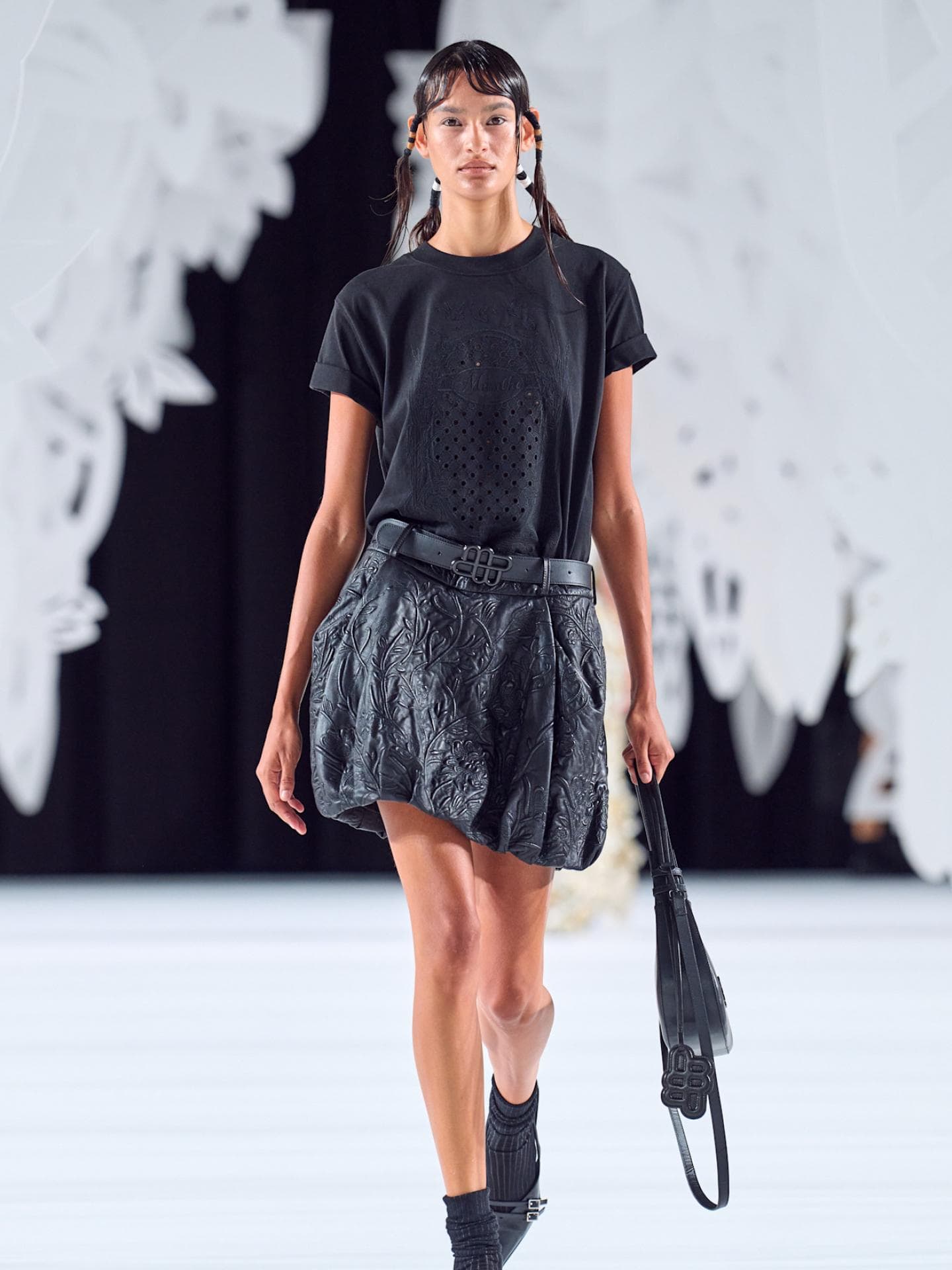 Copenhagen Fashion Week Trends Model trägt grauen Rock auf der Copenhagen Fashion Week