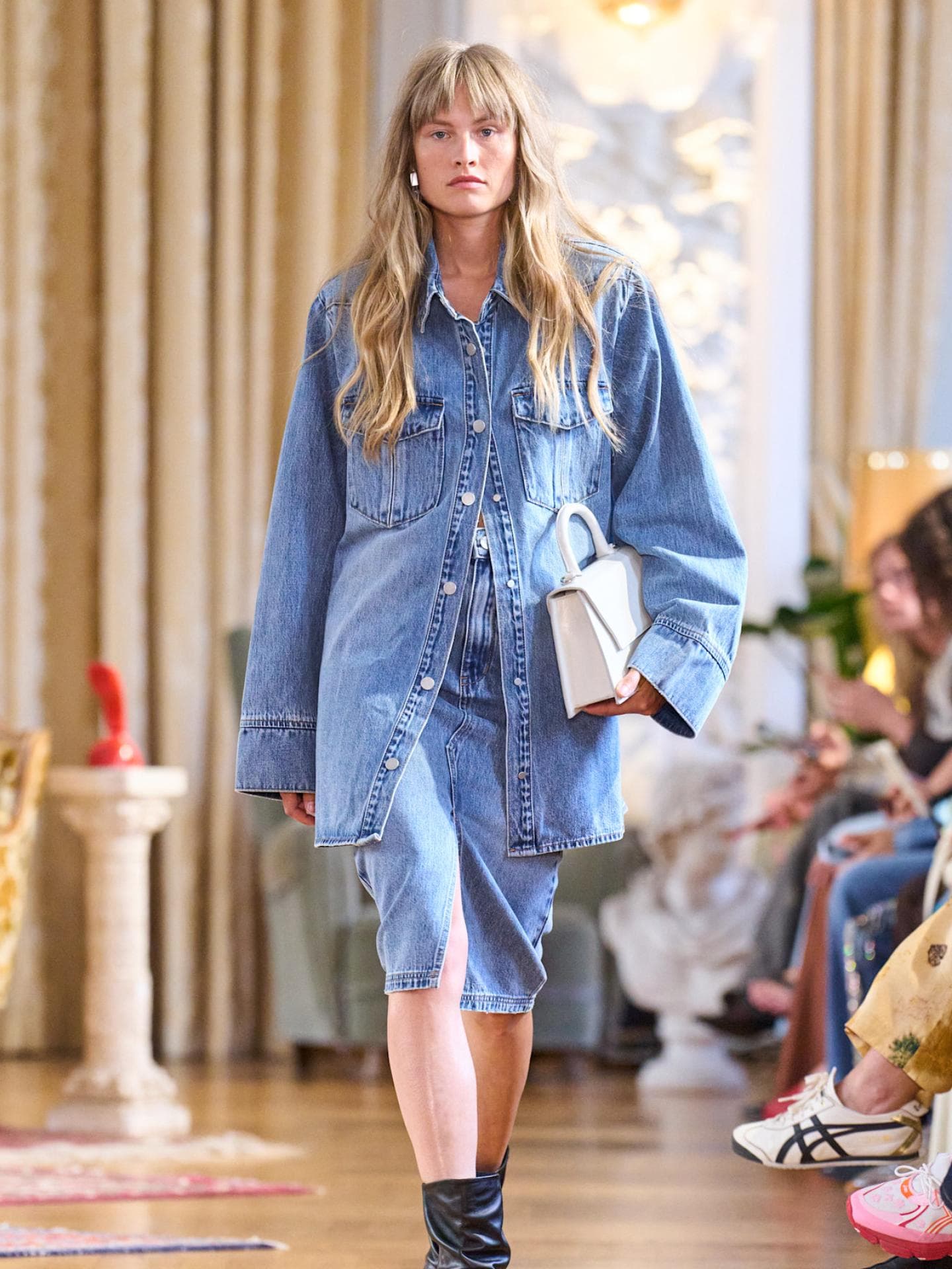 Copenhagen Fashion Week Trends Model trägt Denim All Over auf Copenhagen Fashion Week