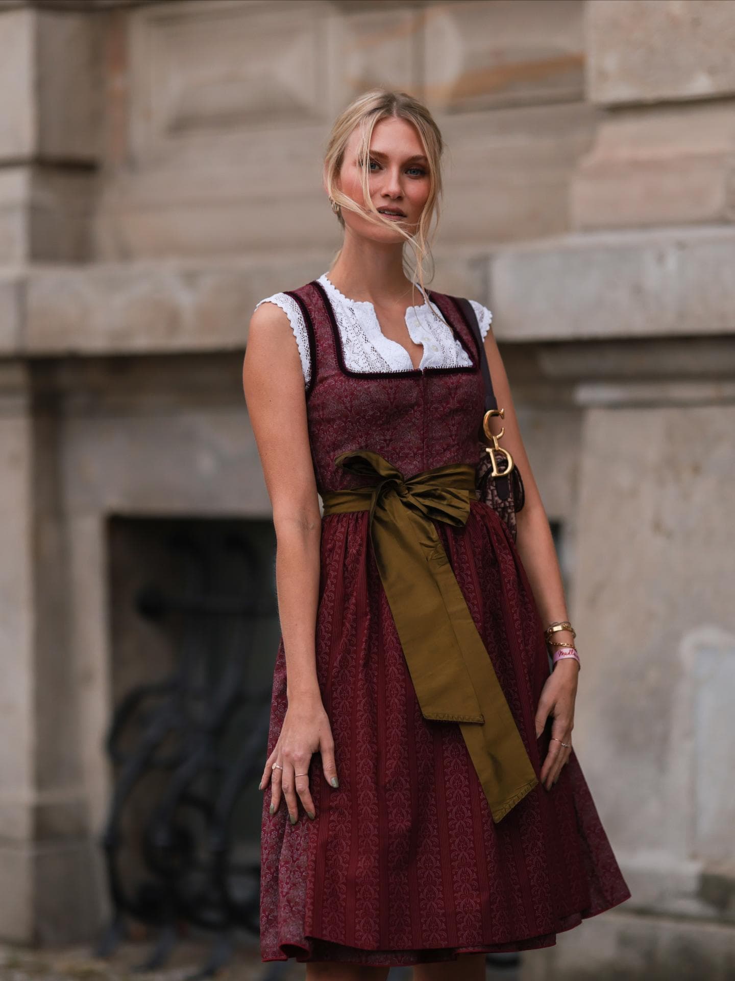 Frau in einem Dirndl