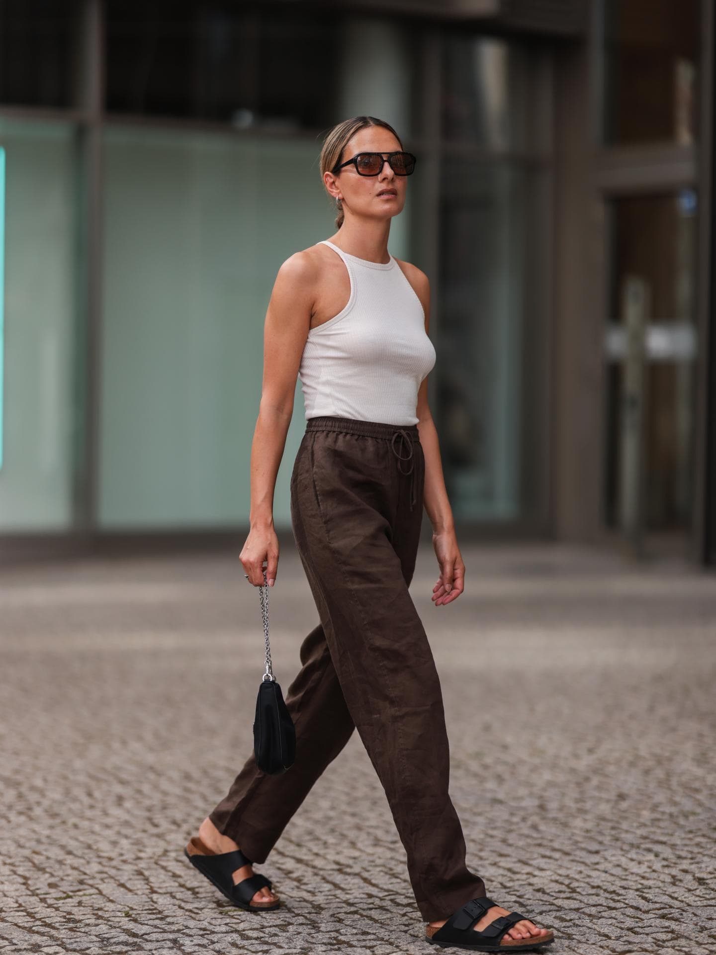 Frau in brauner Leinenhose