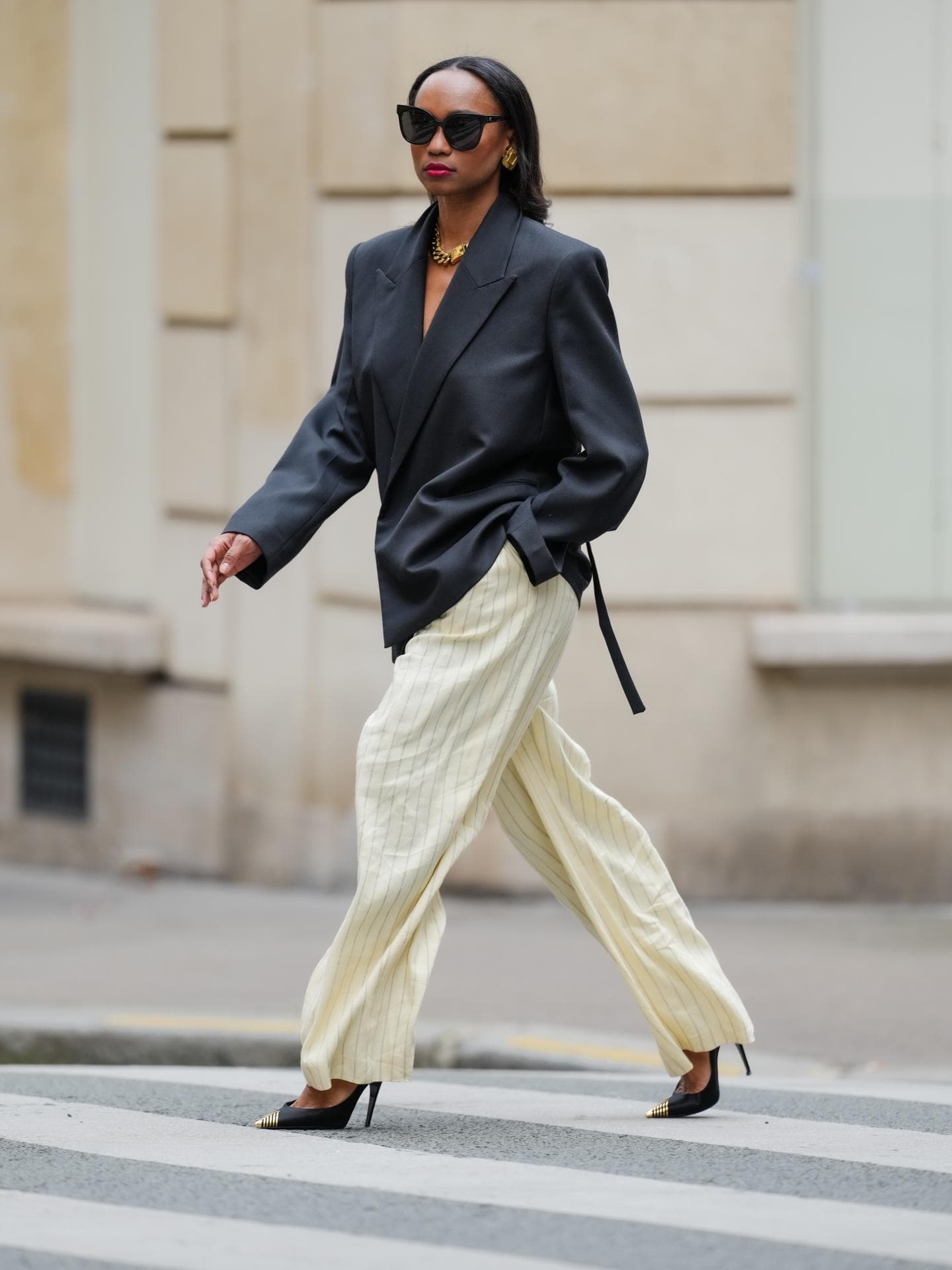 Frau in gestreifter Leinenhose