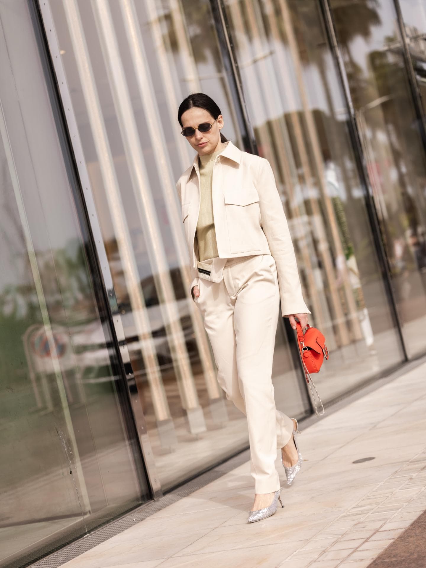 Frau in heller Lederjacke