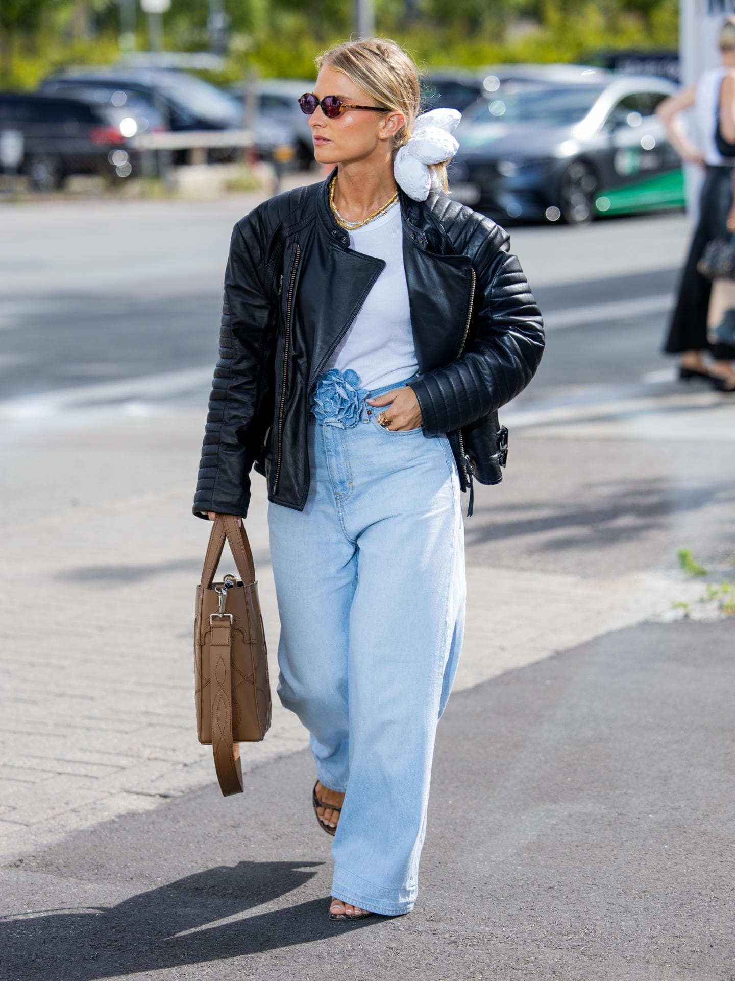 Frau in Lederjacke und Jeans