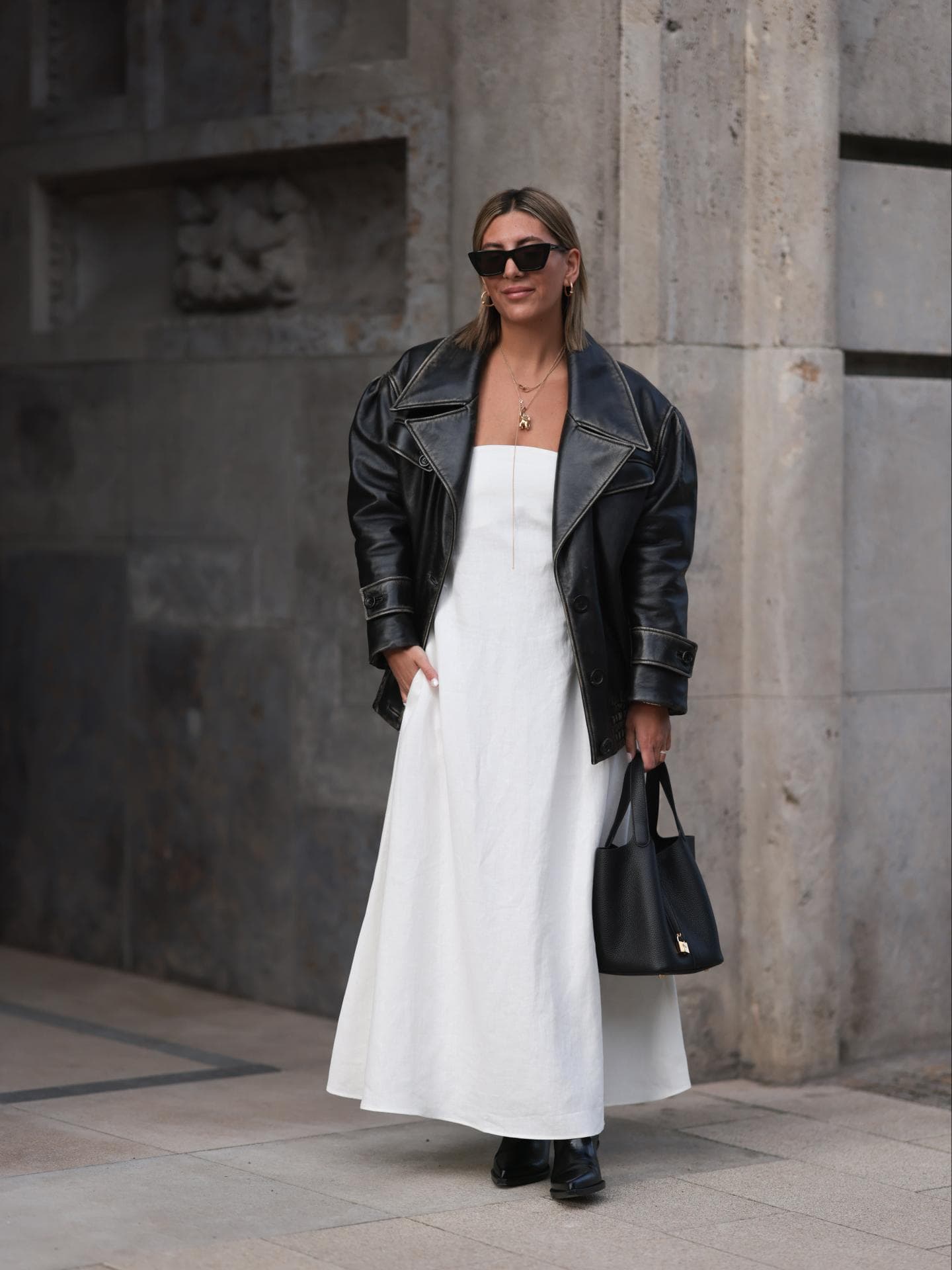 Aylin König in Lederjacke