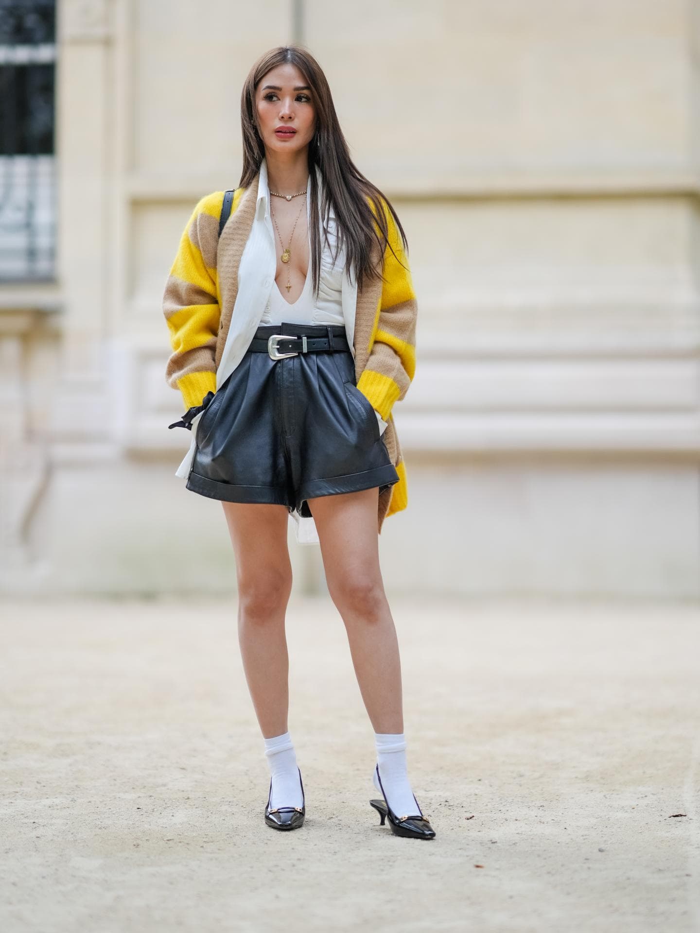 Ledershorts alltäglich kombinieren Ledershorts im Alltagslook