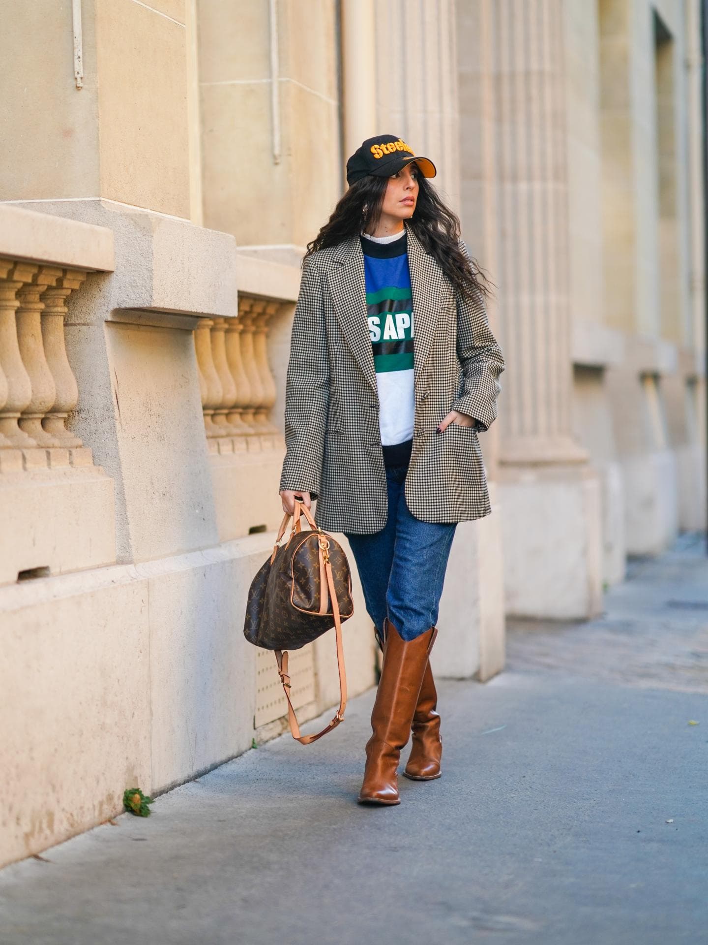 Frau mit Louis Vuitton Speedy