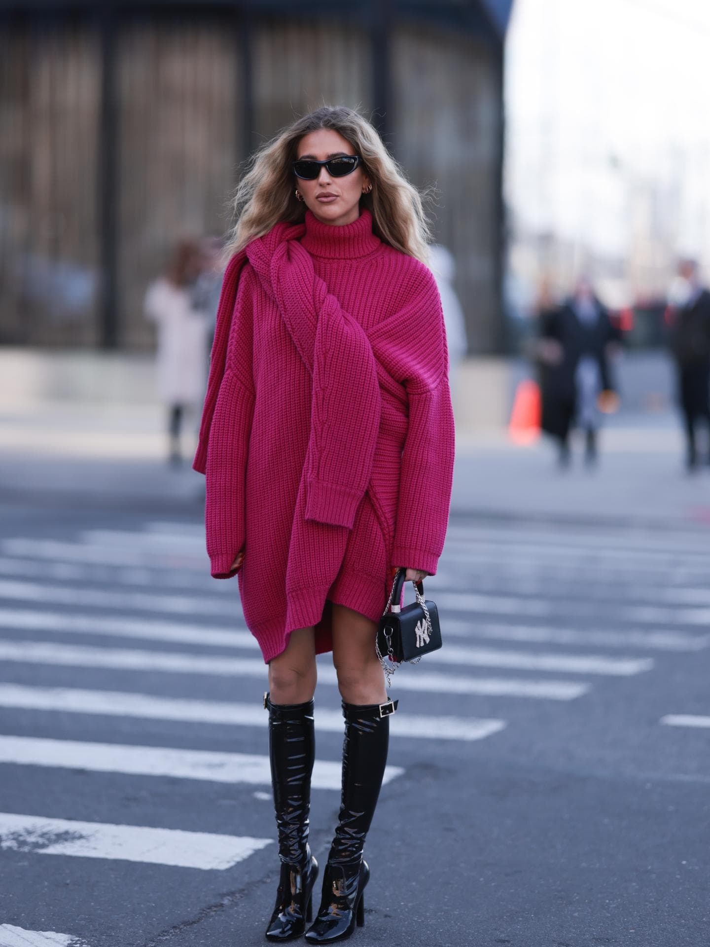 Frau trägt pinkes Outfit