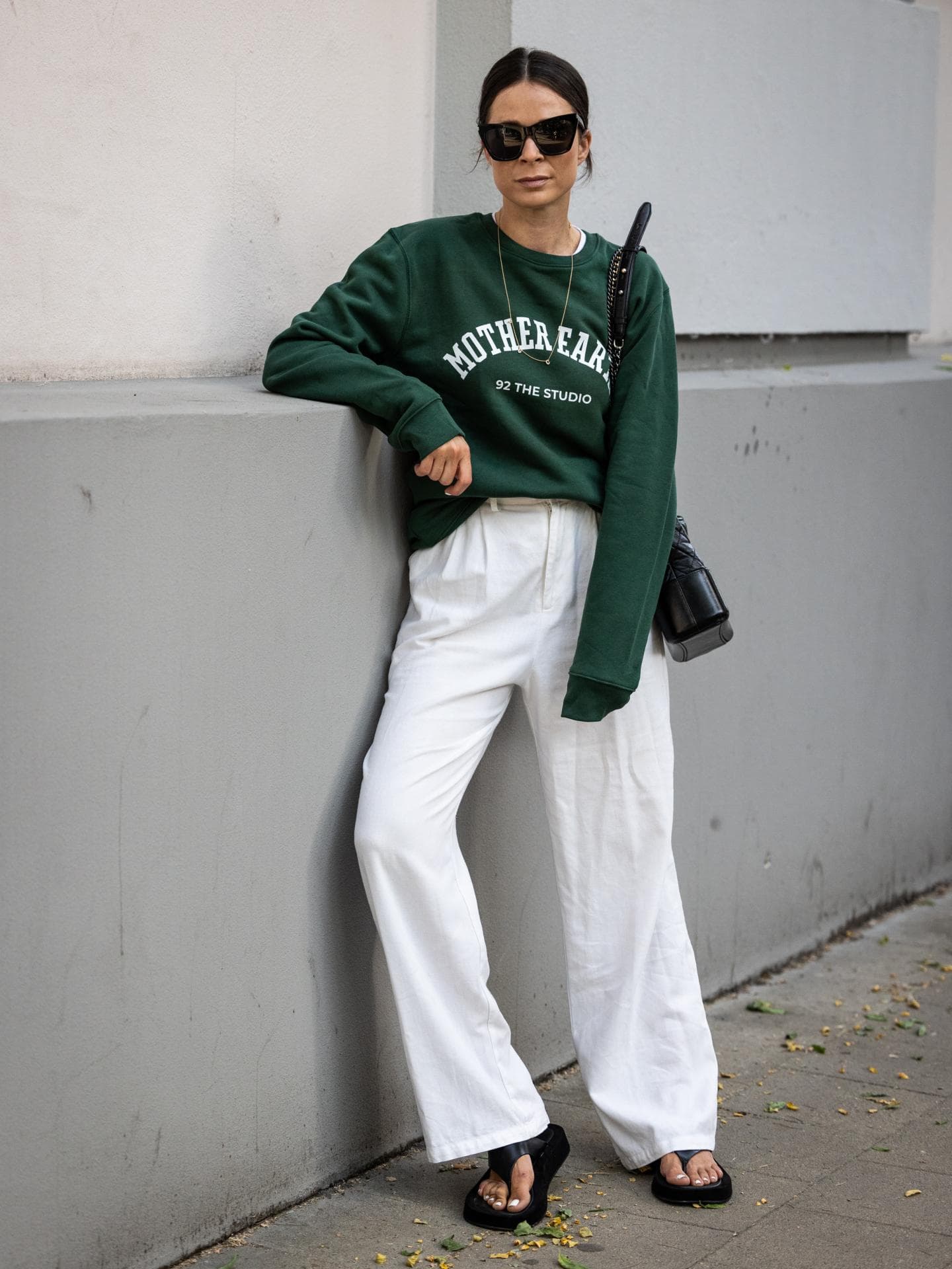 Frau mit weißer Leinenhose