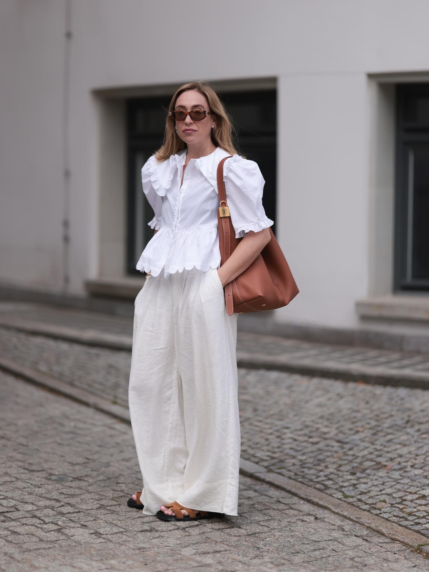 Frau in weiter Leinenhose