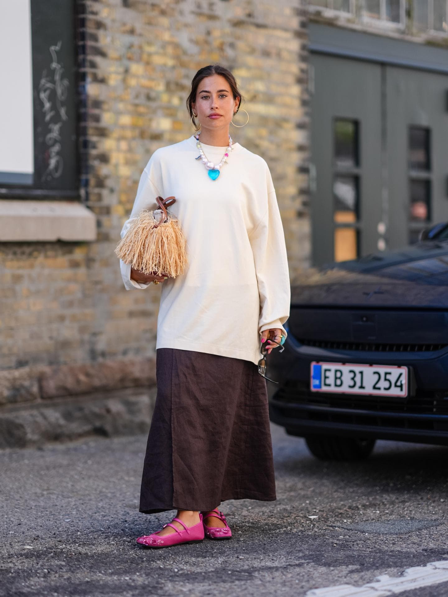 Welche Schuhe zum Rock: Styling-Tipps Frau trägt Maxirock