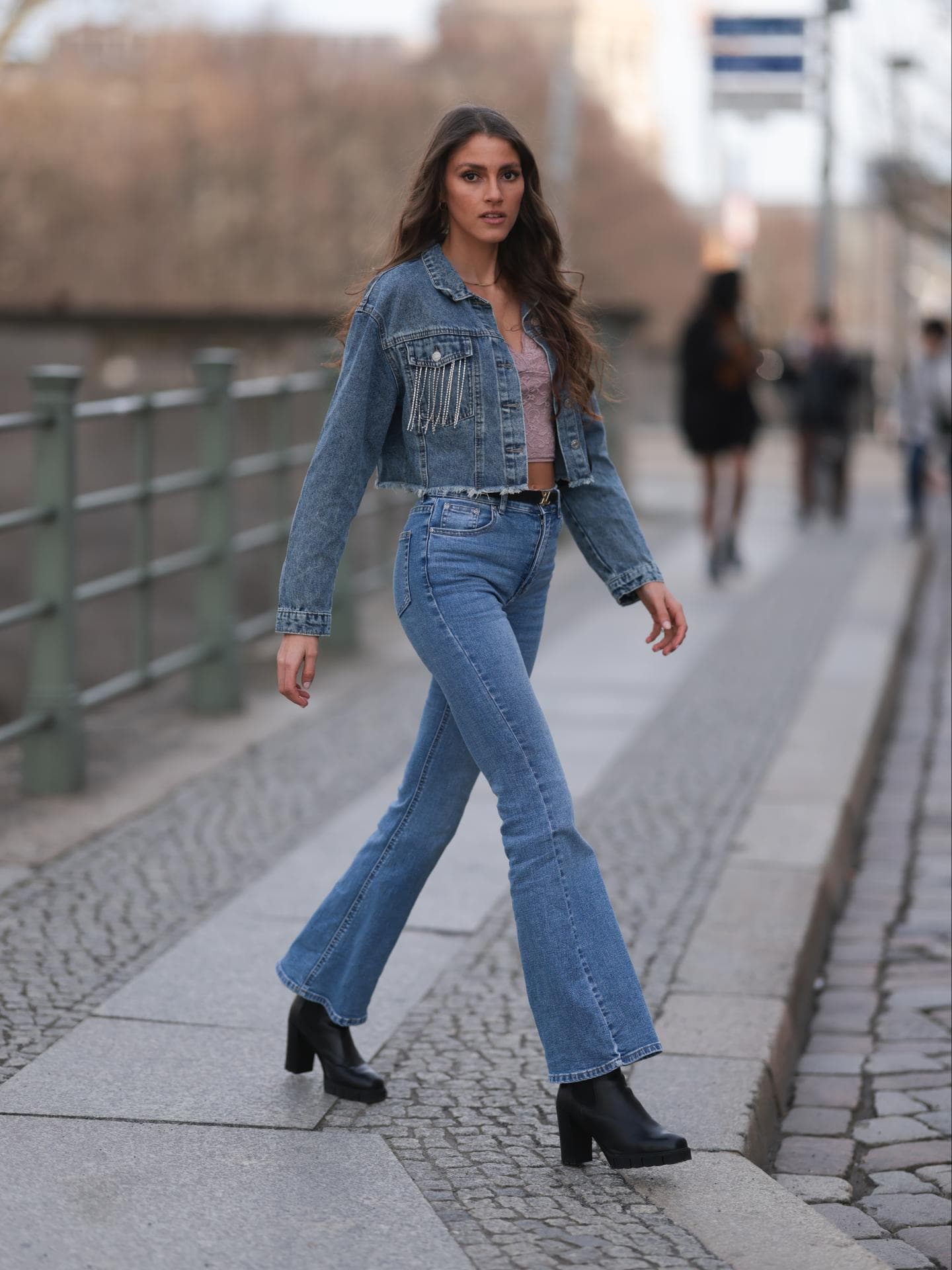 Ausgestellte Jeans zu Boots