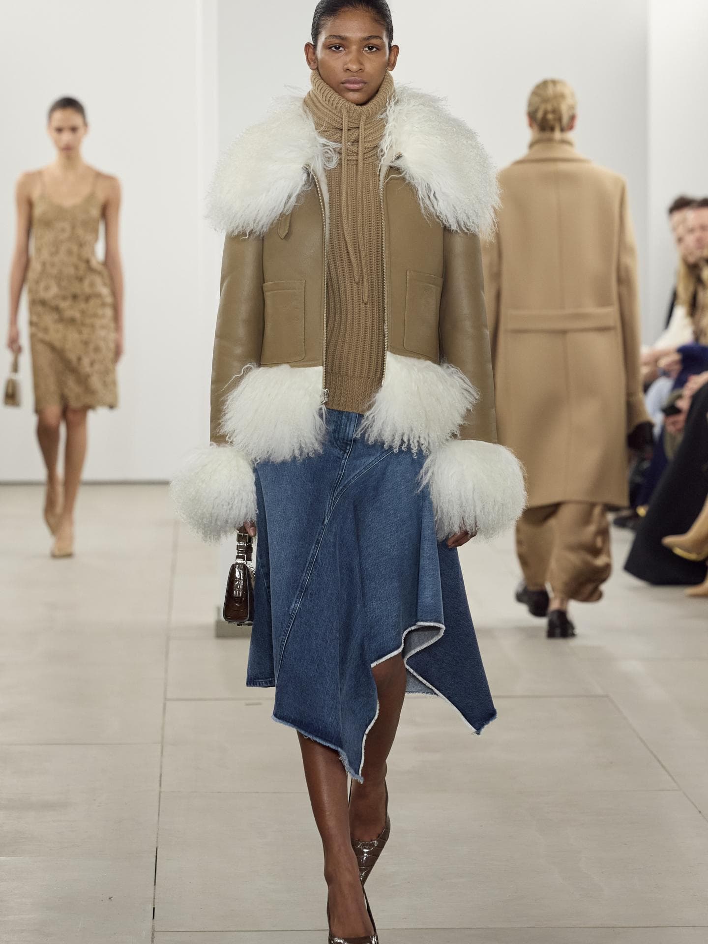 Bella Hadid trägt den Rock-Trend für den Herbst 2024 Rock-Trend bei Michael Kors