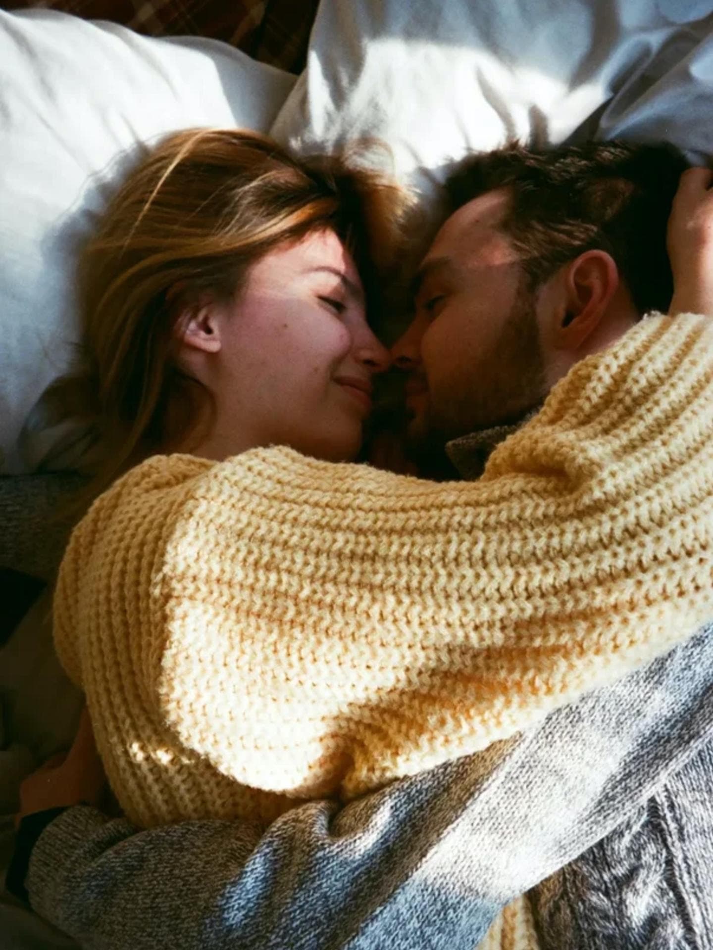 Mann und Frau beim Kuscheln
