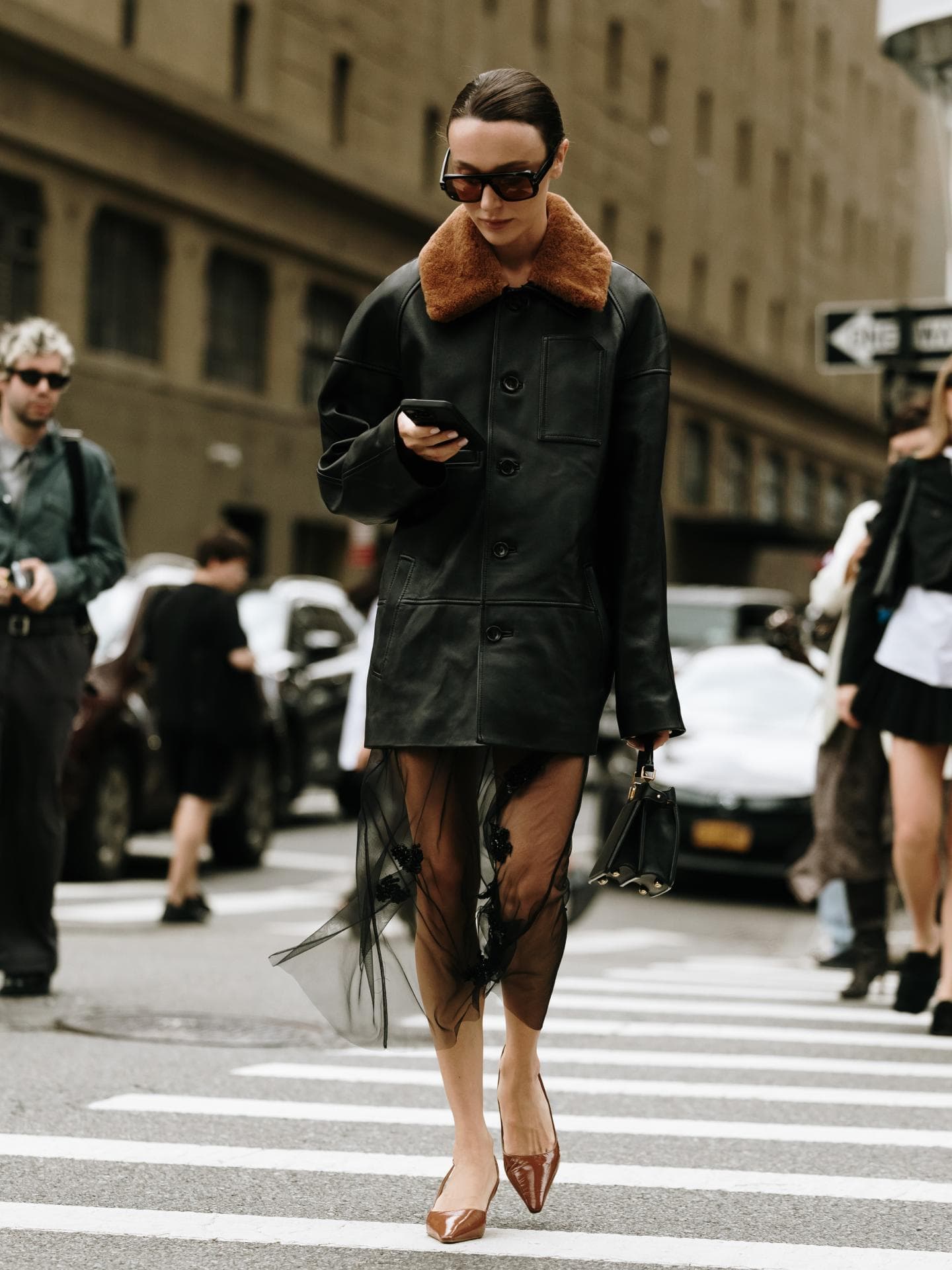 Schwarze Lederjacke mit braunen Details