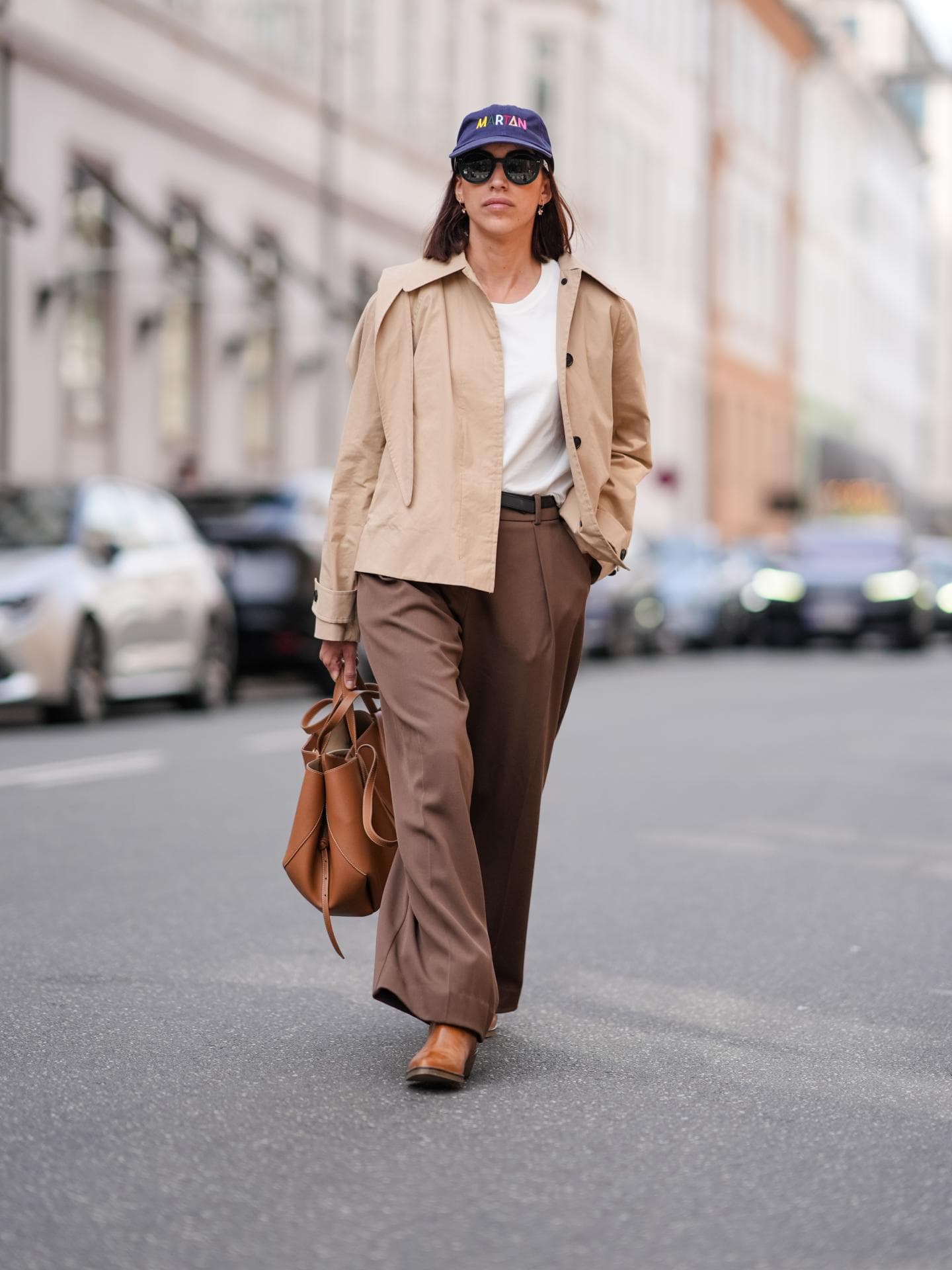 Frau in brauner Hose