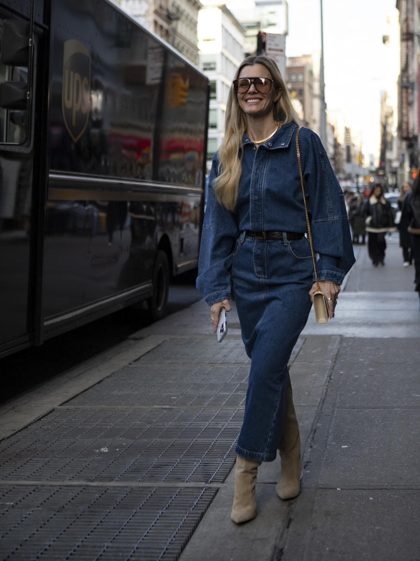 Frau in einem All Over Jeans-Look