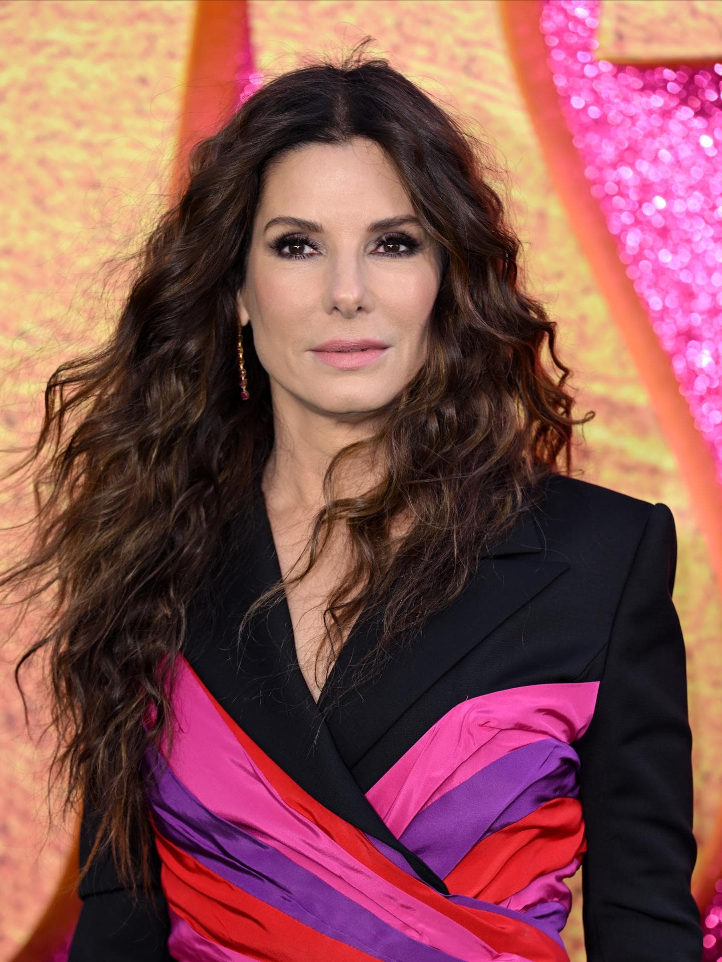 Haare: Diese Frisuren stehen Frauen ab 50 besonders gut Sandra Bullock mit Wellen