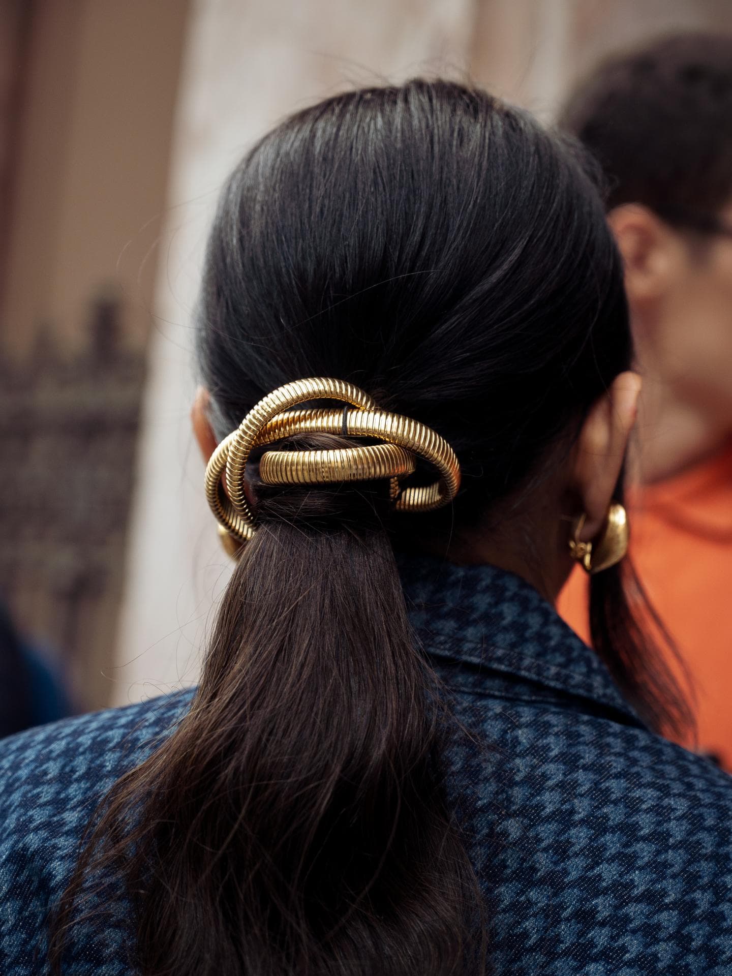Goldenen Haircuffs Pferdeschwanz mit goldenem Haircuff