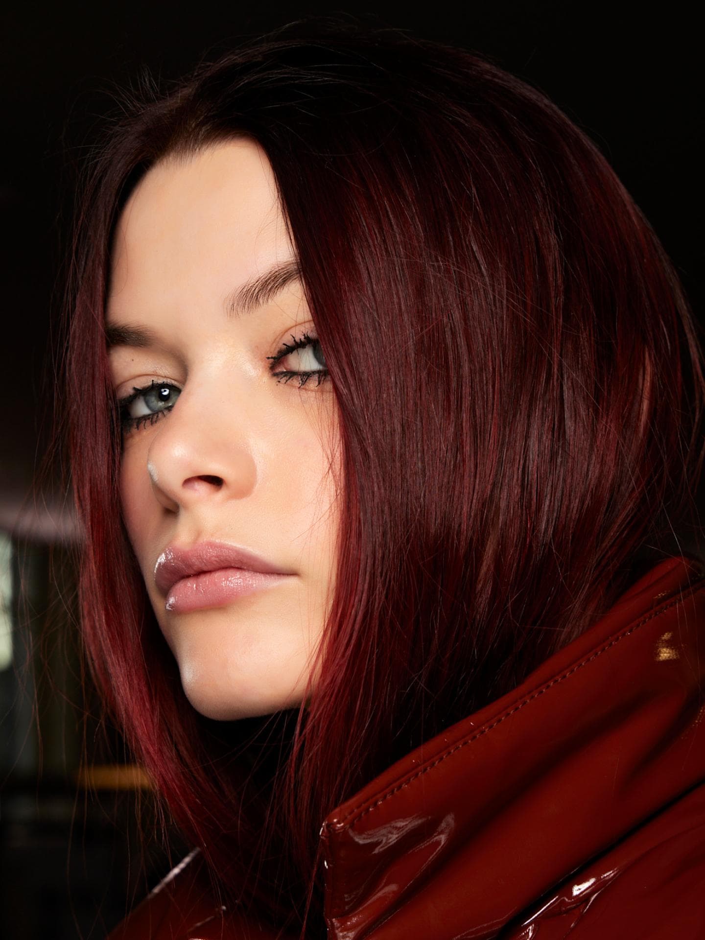 Model mit kirschroten Haaren