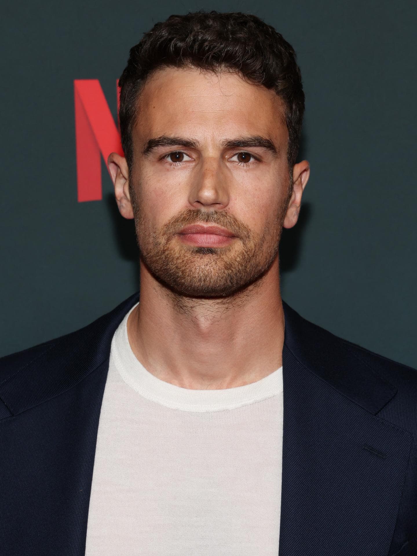 Serienschauspieler: Theo James