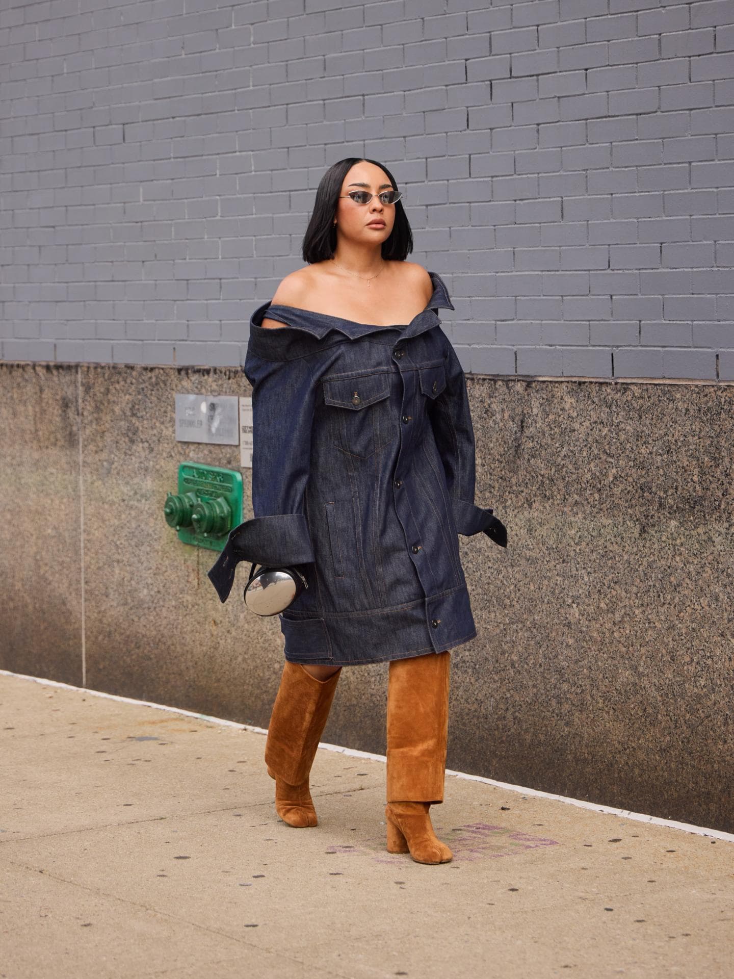 Frau in Jeanskleid und braunen Boots