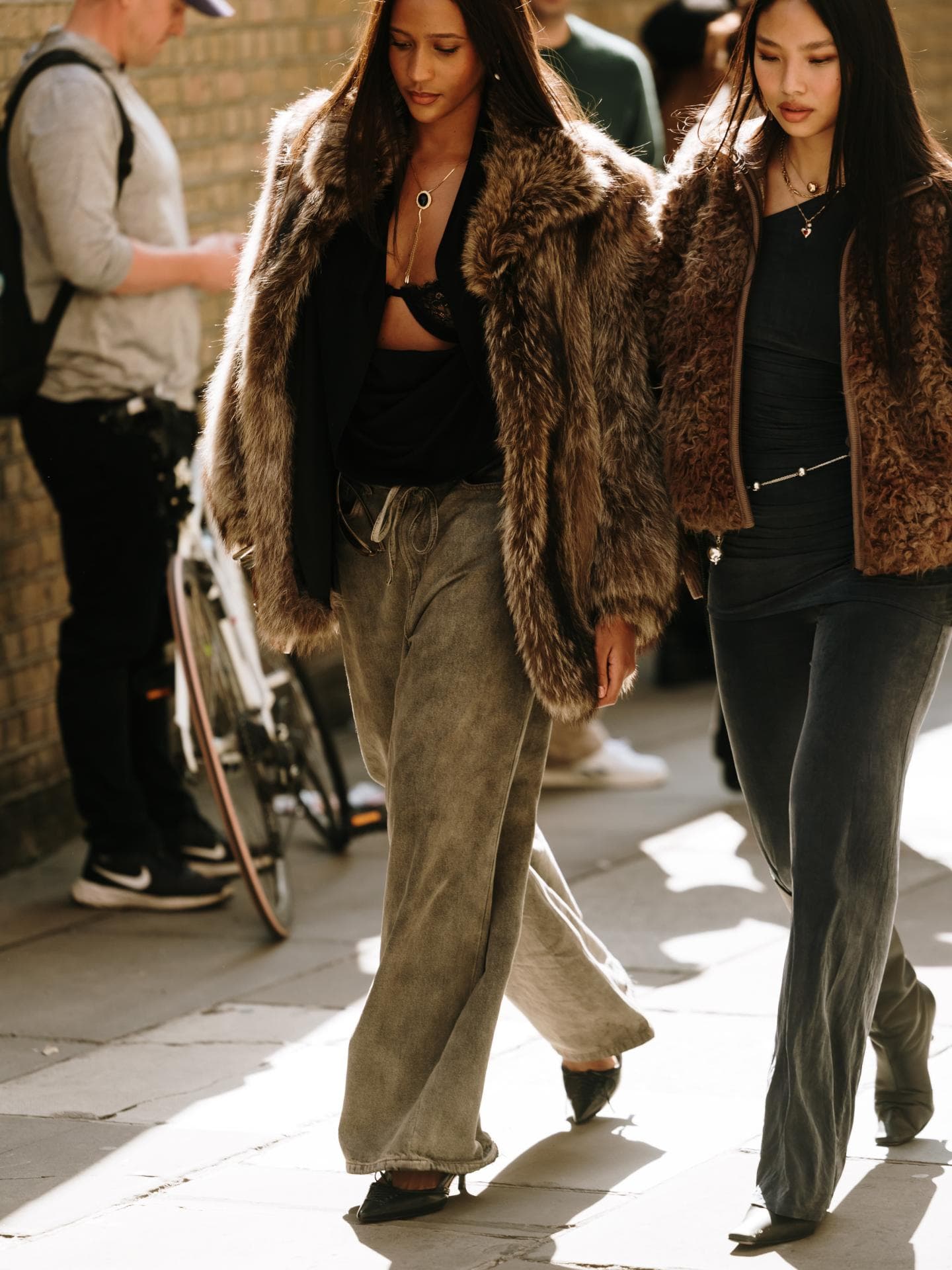 Frauen in Fake Fur