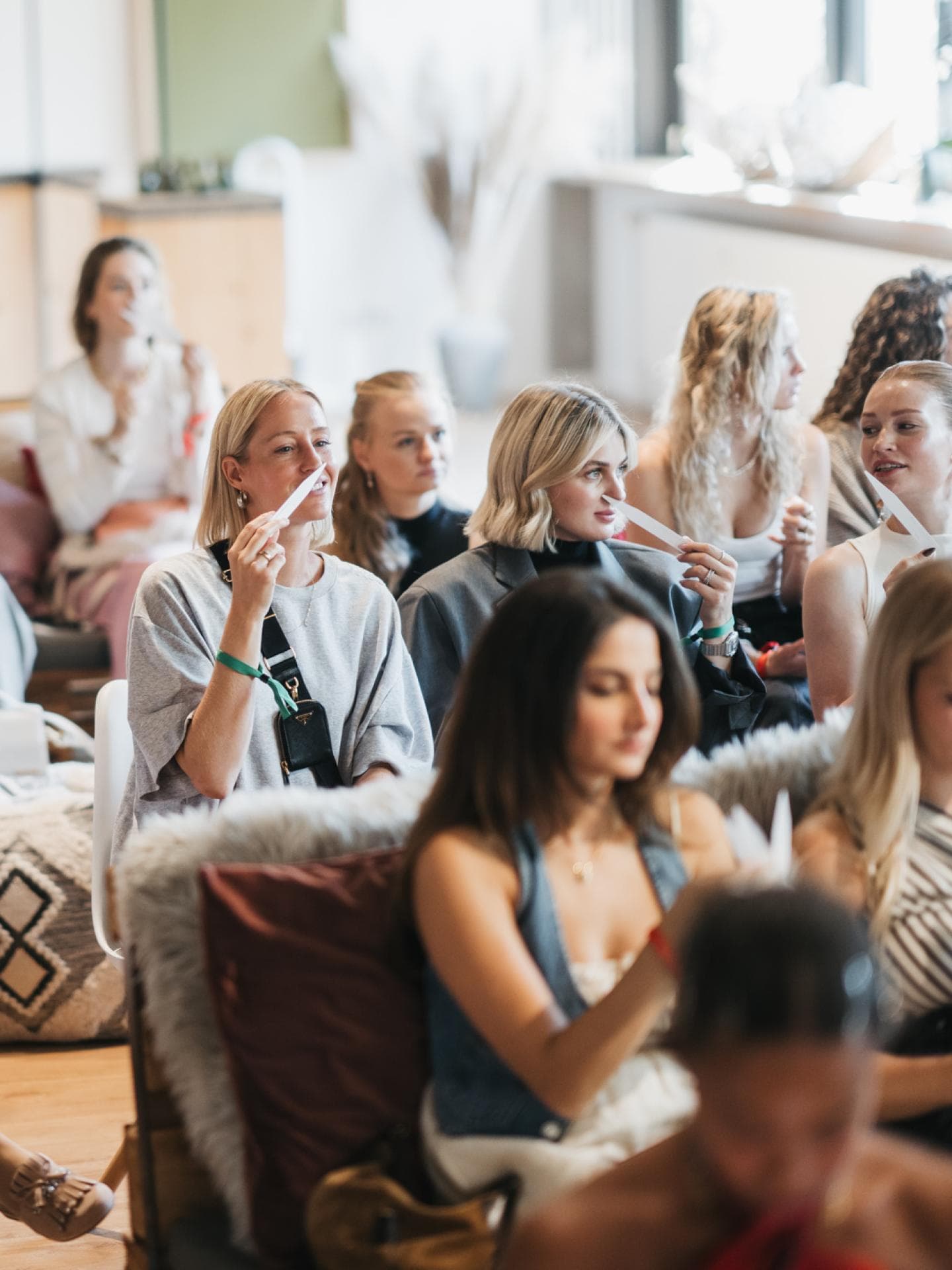 Gaeste nehmen am Fragrance Workshop teil