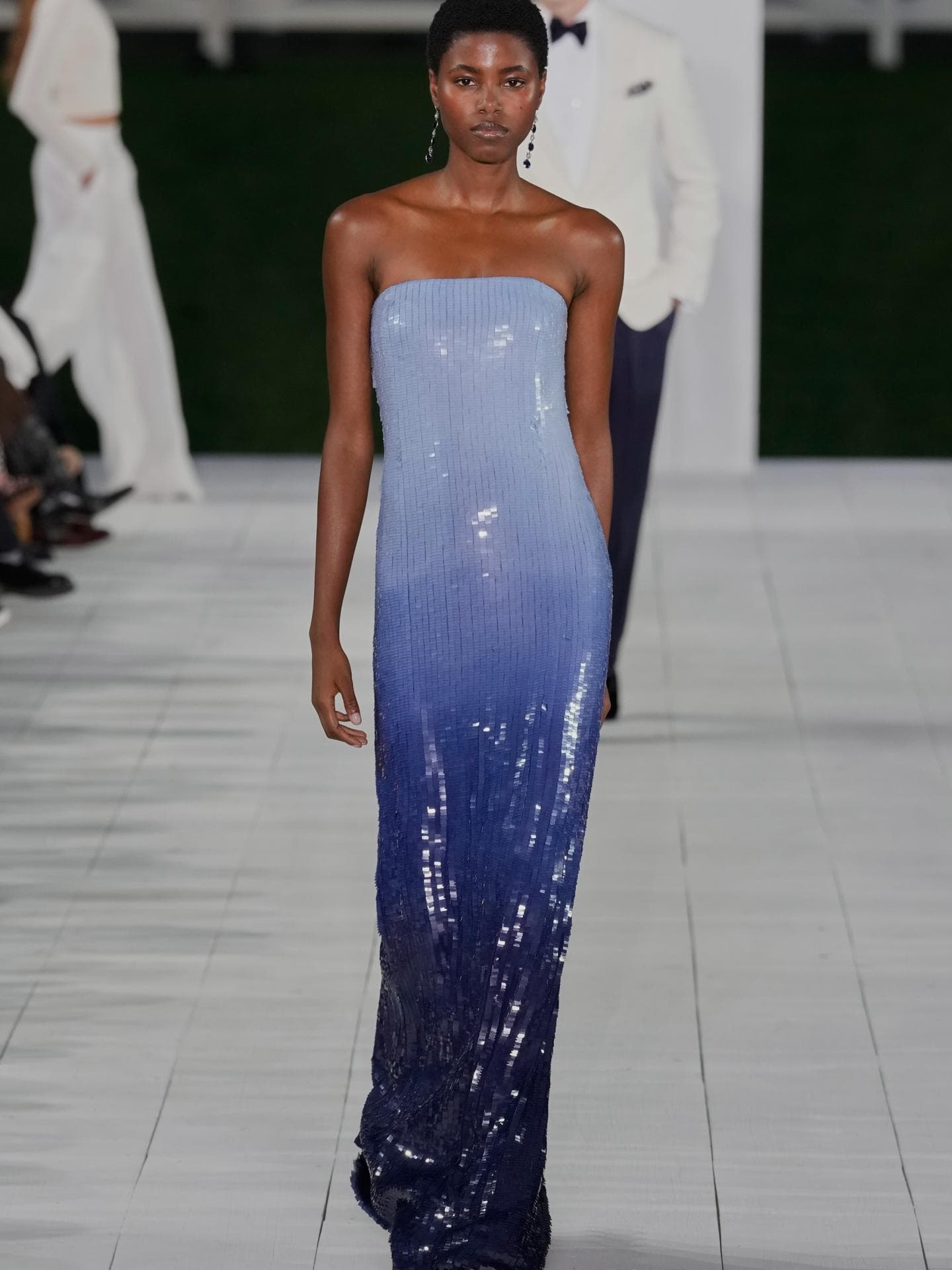 Ralph Lauren Spring/ Summer 2025 Model bei Ralph Lauren Spring/ Summer 2025 in blauem Kleid
