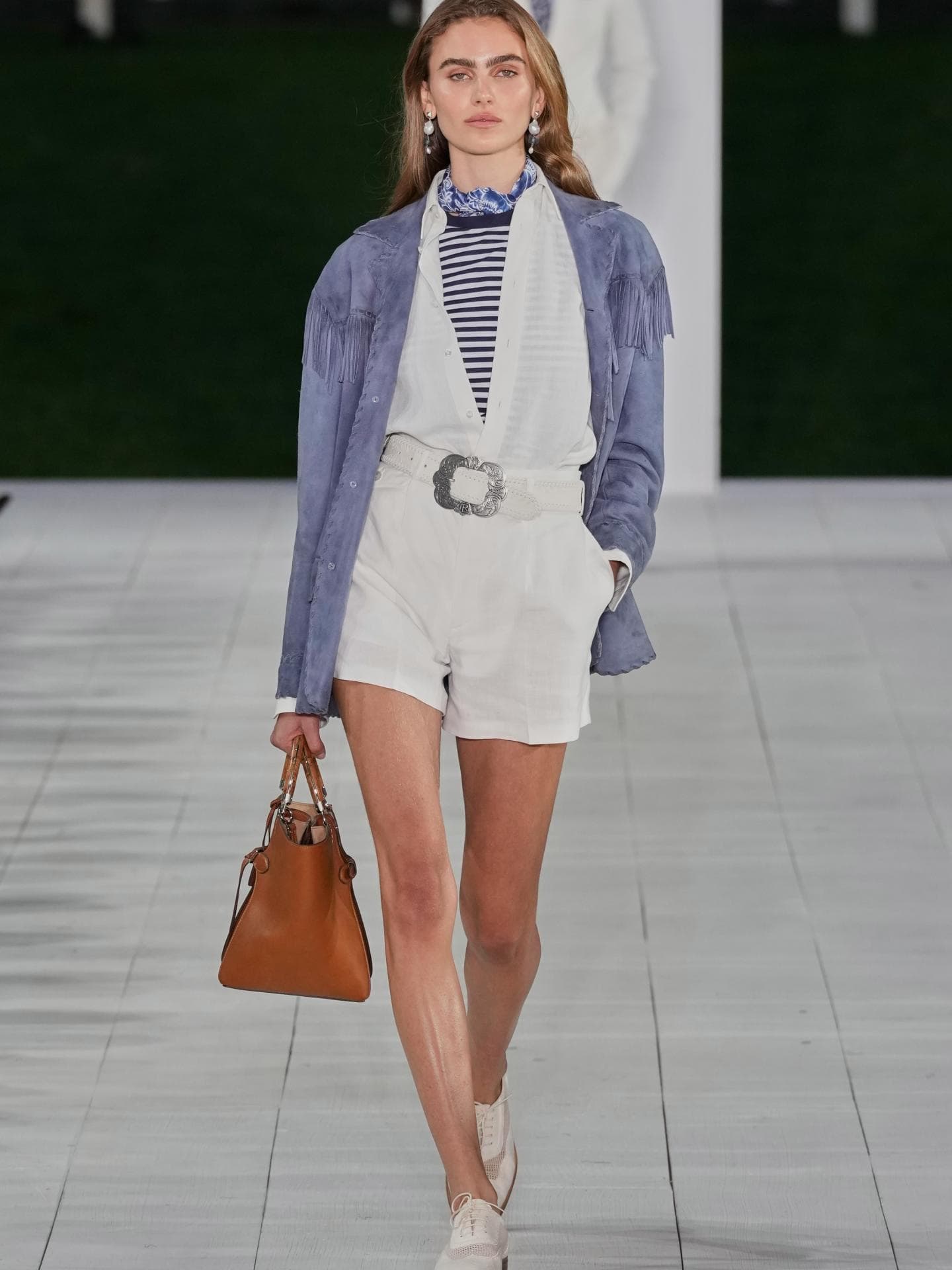 The Ralph bei Ralph Lauren Spring/ Summer 2025 Model bei Ralph Lauren Spring/ Summer 2025 mit The Ralph Tasche