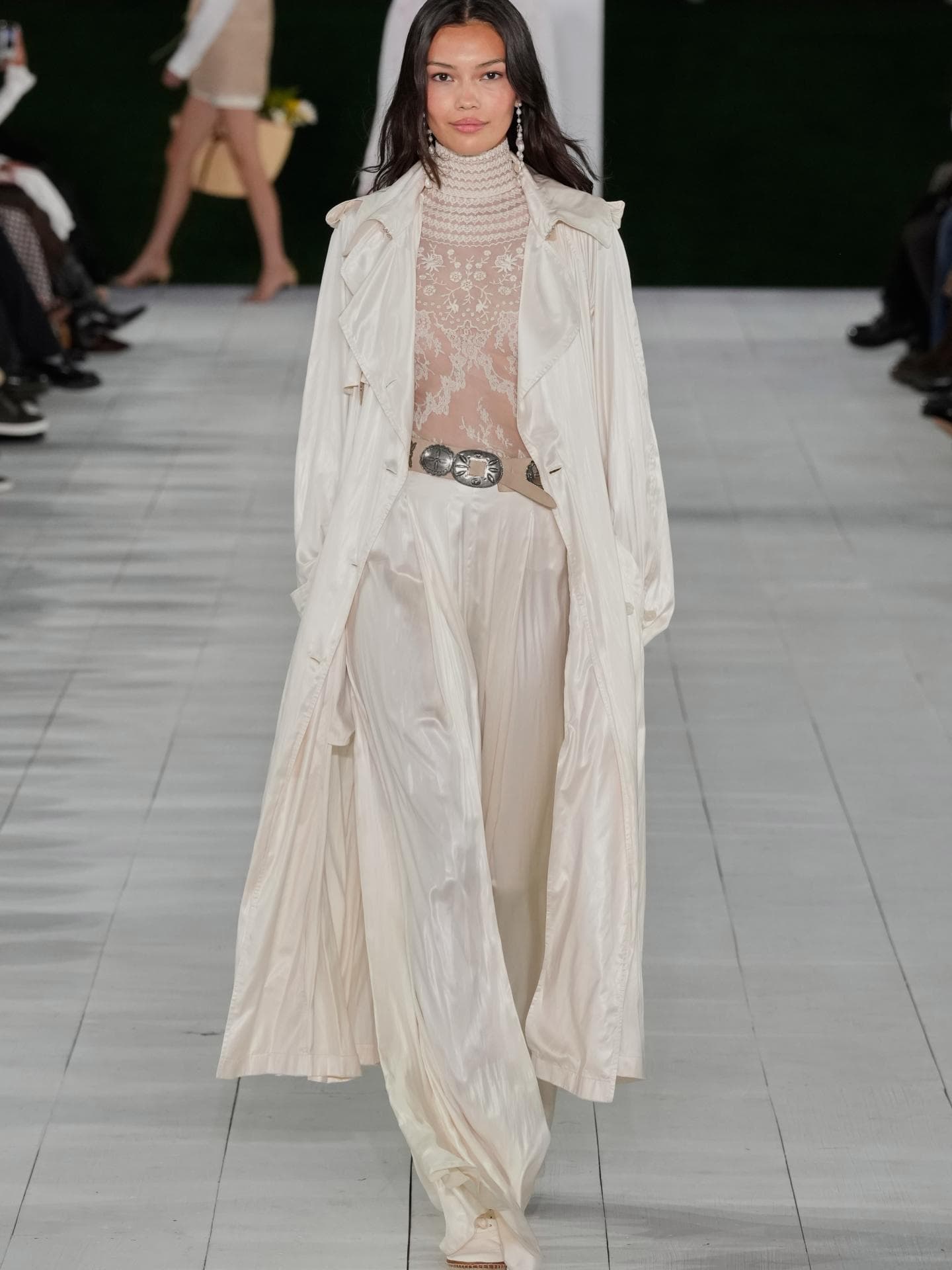 Ralph Lauren Spring/ Summer 2025 Model bei Ralph Lauren Spring/ Summer 2025 in Oberteil mit Spitze