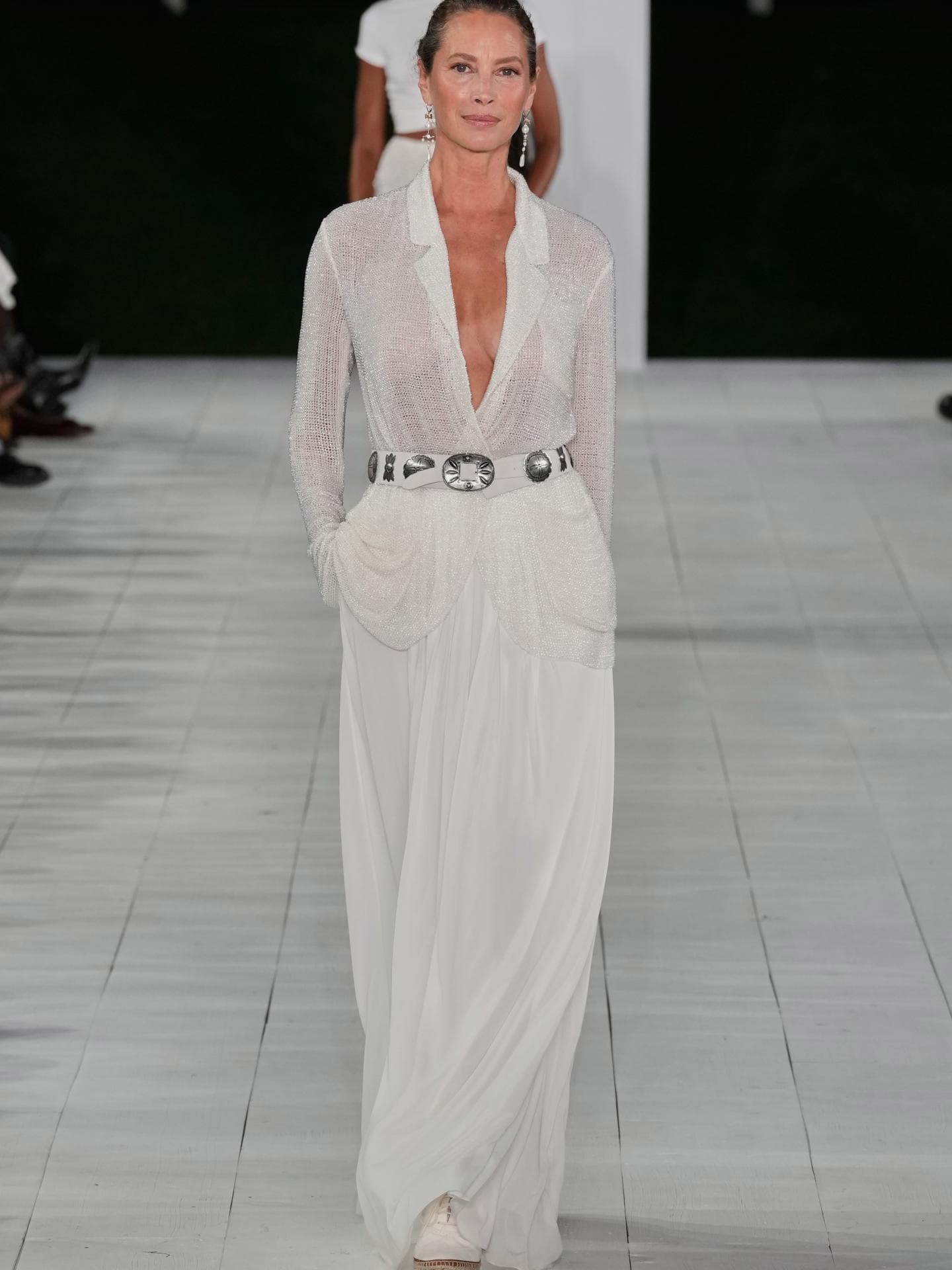 Ralph Lauren Spring/ Summer 2025 Model bei Ralph Lauren Spring/ Summer 2025 in weißem Look