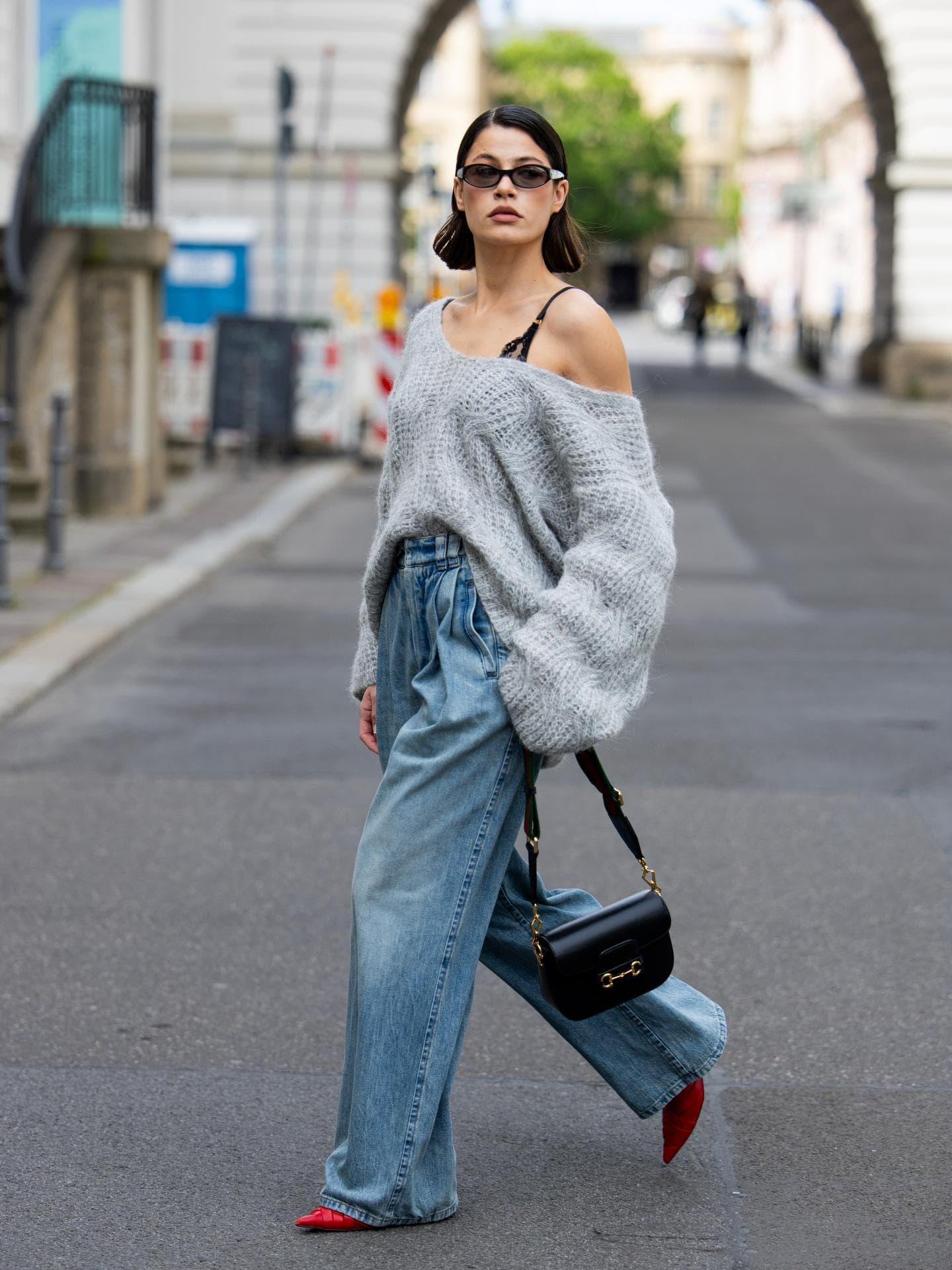 Frau mit Strickpullover und Jeans