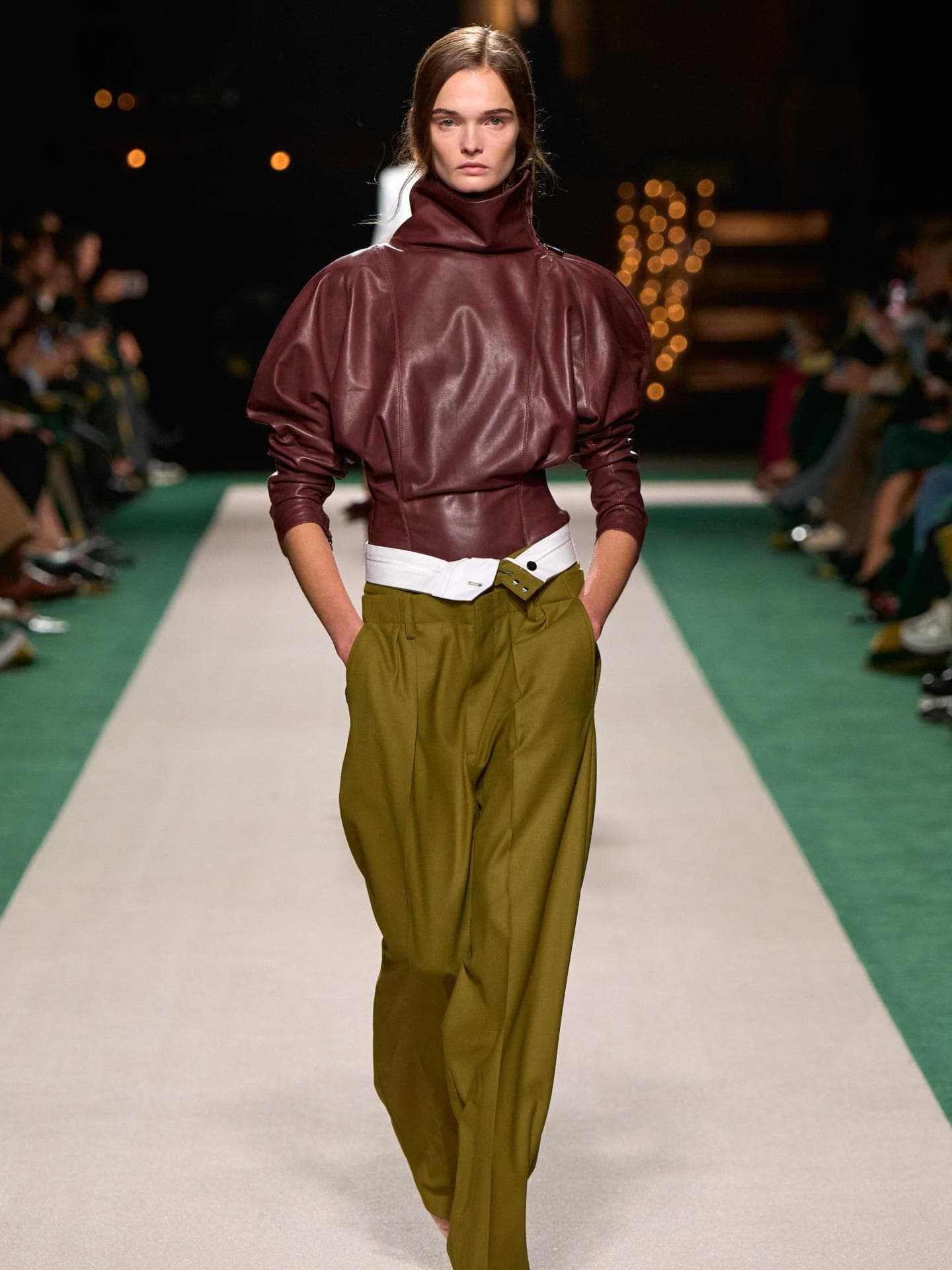 Die größten Mode-Trends für das neue Jahr – laut Victoria Beckham Model bei Victoria Beckham