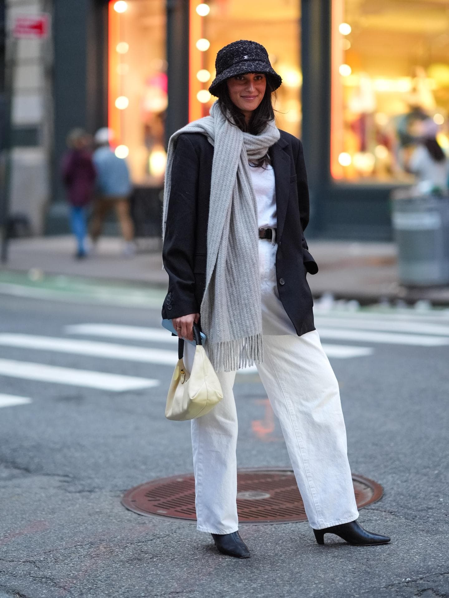 Weiße Jeans zu Boots