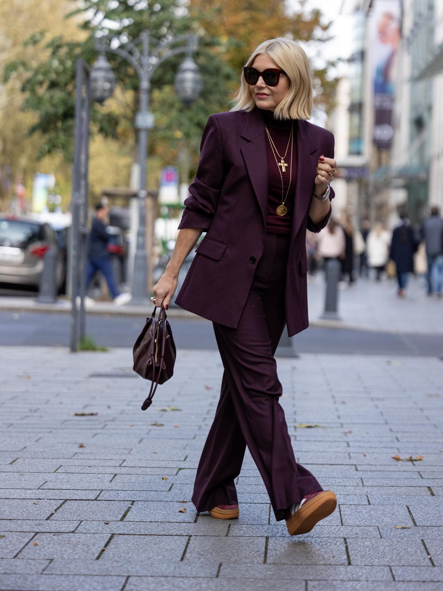 Frau in Adidas Sneakern