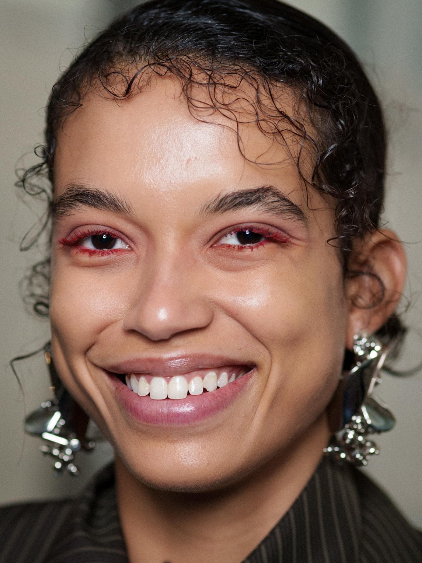 Model trägt Mascara in Burgunder
