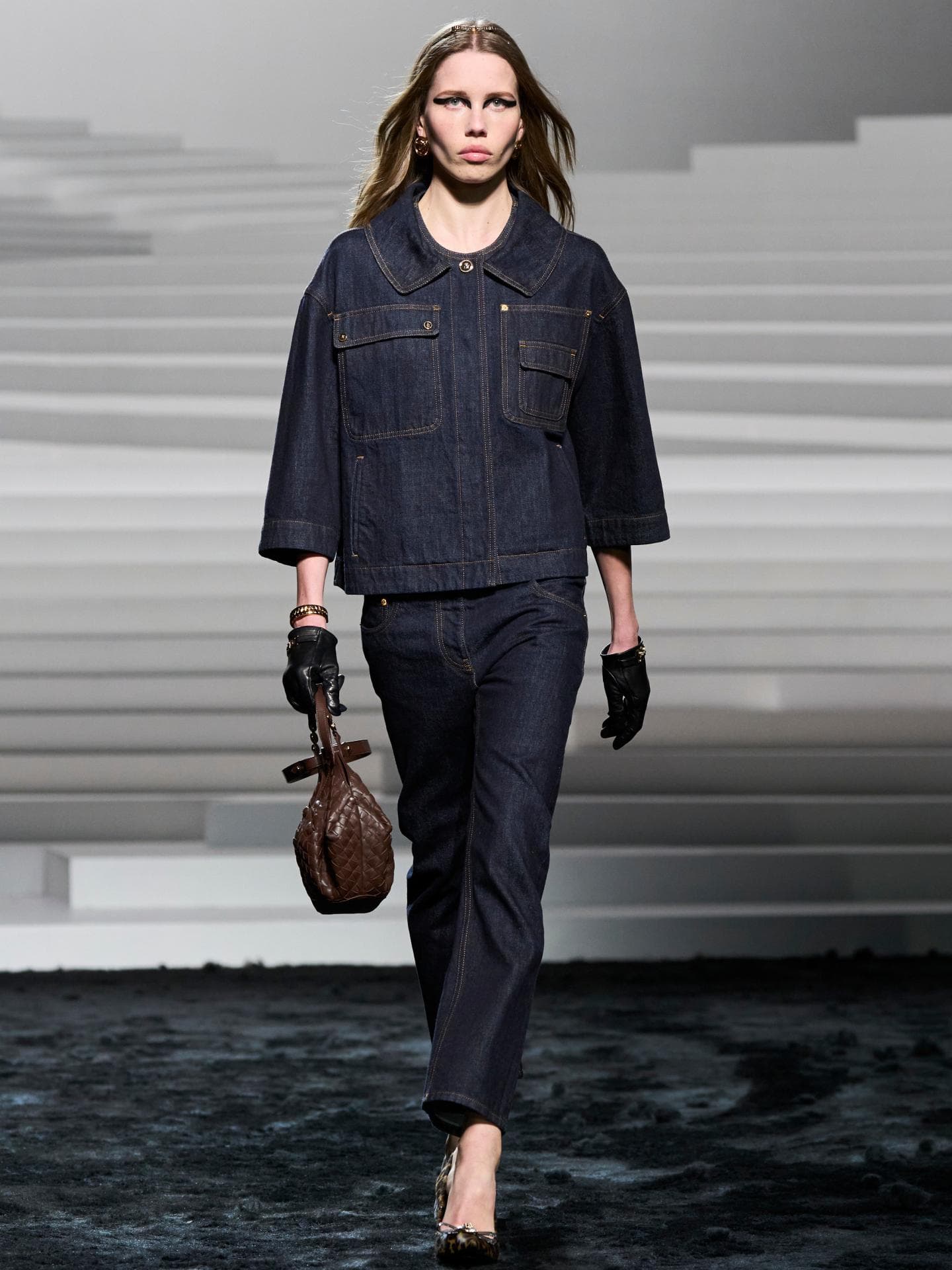 Jeans-Trends: Diese Modelle sind in Herbst und Winter 2024/2025 angesagt Dark Denim Versace
