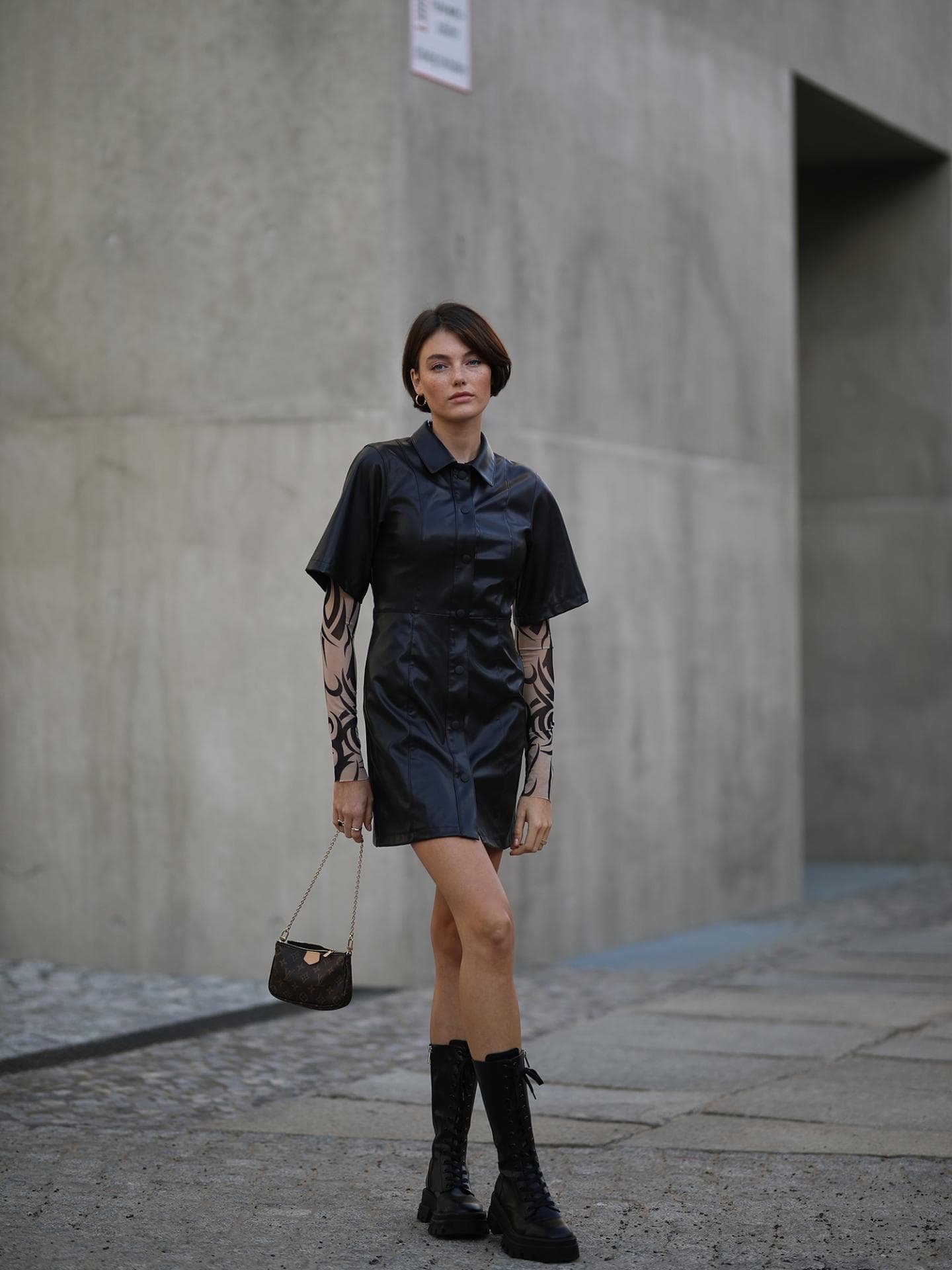 Lederkleid mit Combat Boots kombinieren Lederkleid mit Combat Boots